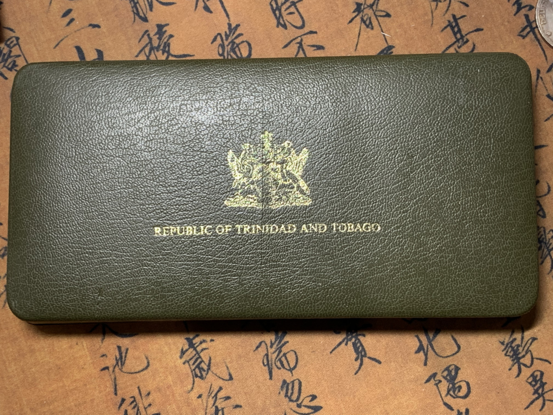 《竞宝斋》第27场-本周日，周一2场连拍（全场顺丰包邮） 特立尼达和多巴哥1976年8枚套币，三枚大银币 盒子中间有一划