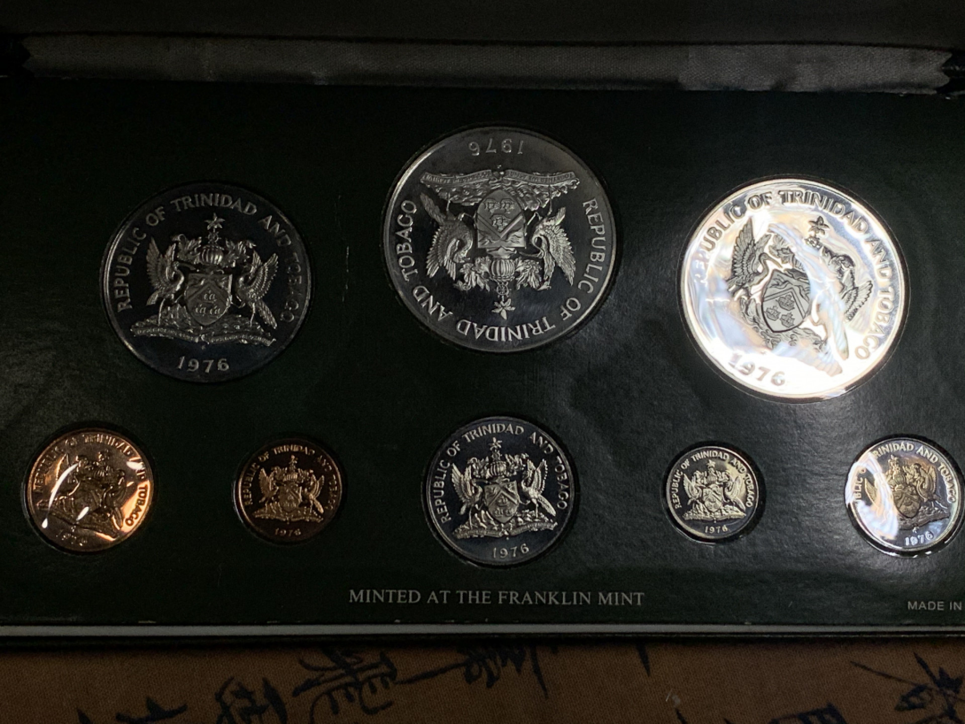 《竞宝斋》第27场-本周日，周一2场连拍（全场顺丰包邮） 特立尼达和多巴哥1976年8枚套币，三枚大银币 盒子中间有一划