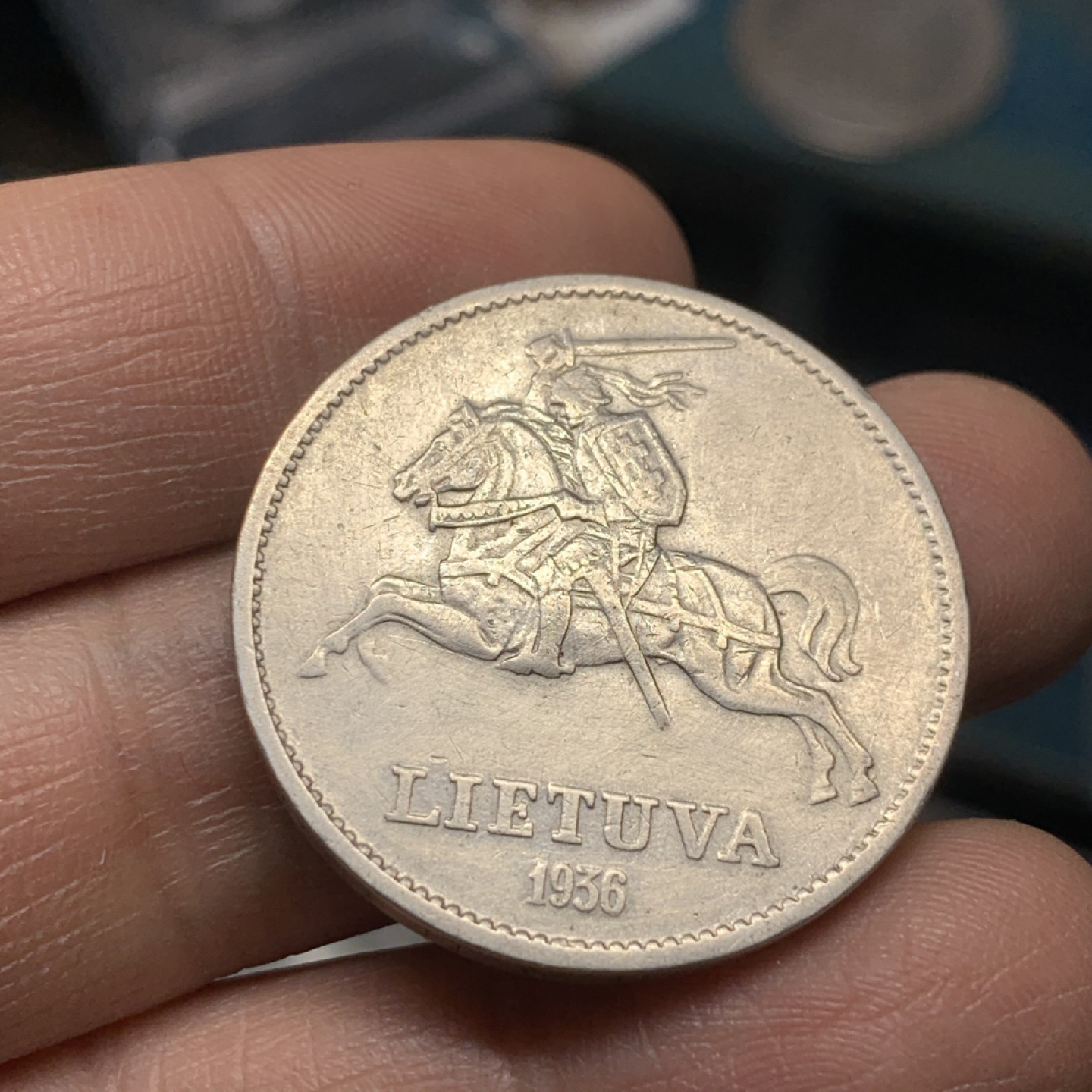 《竞宝斋》第27场-本周日，周一2场连拍（全场顺丰包邮） 立陶宛 1936年 10立特 骑马银币 18克，32.2mm直径 接近后期泰勒规格