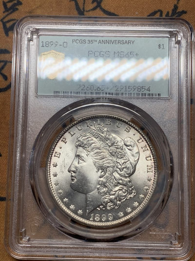 《竞宝斋》第27场-本周日，周一2场连拍（全场顺丰包邮） - PCGS-MS65+ 美国 1899年 摩根银币 新奥尔良厂  35周年盒