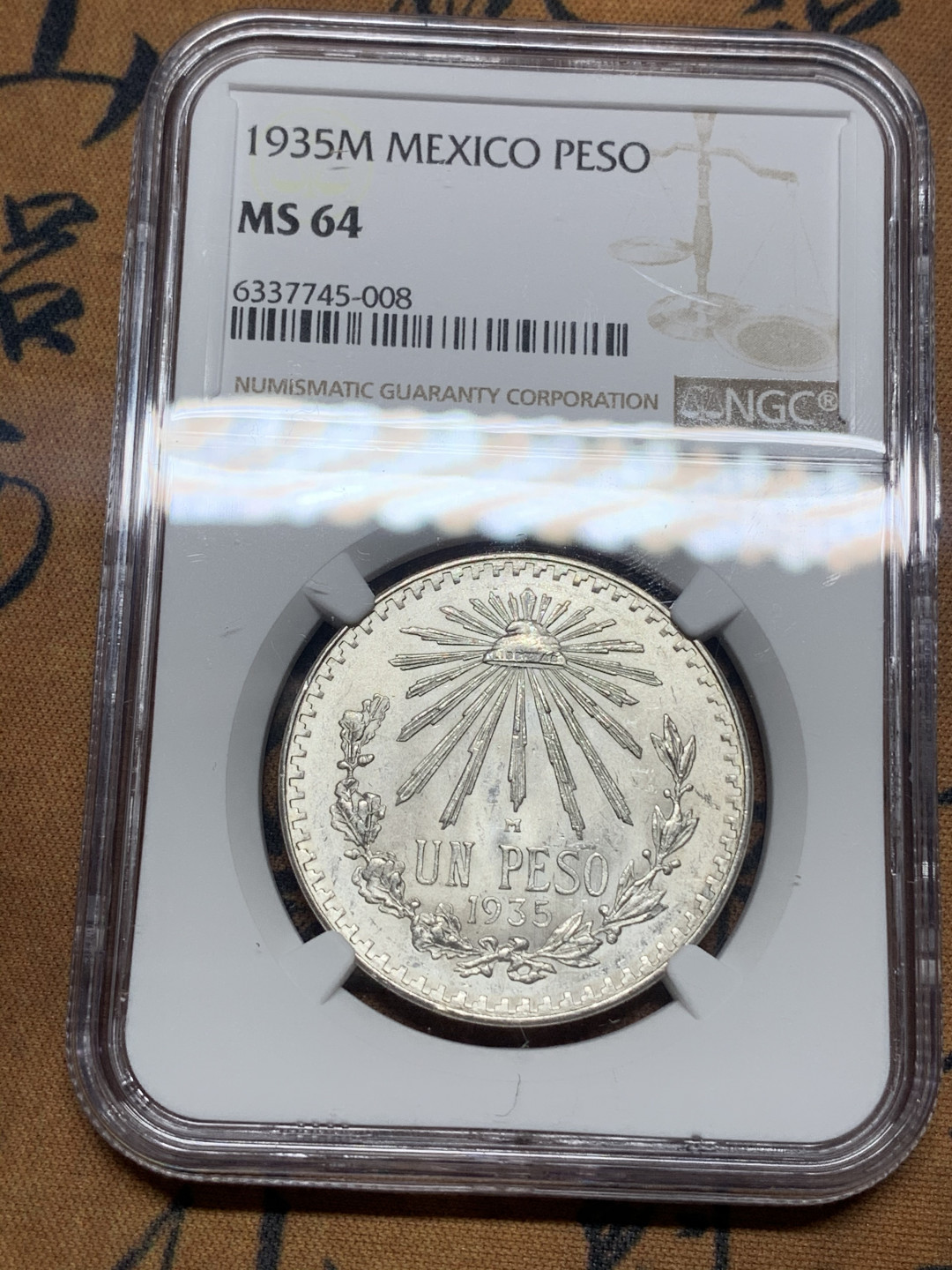 《竞宝斋》第27场-本周日，周一2场连拍（全场顺丰包邮） NGC-MS64 墨西哥 1935年 1比索 鹰洋 银币 原味包浆 