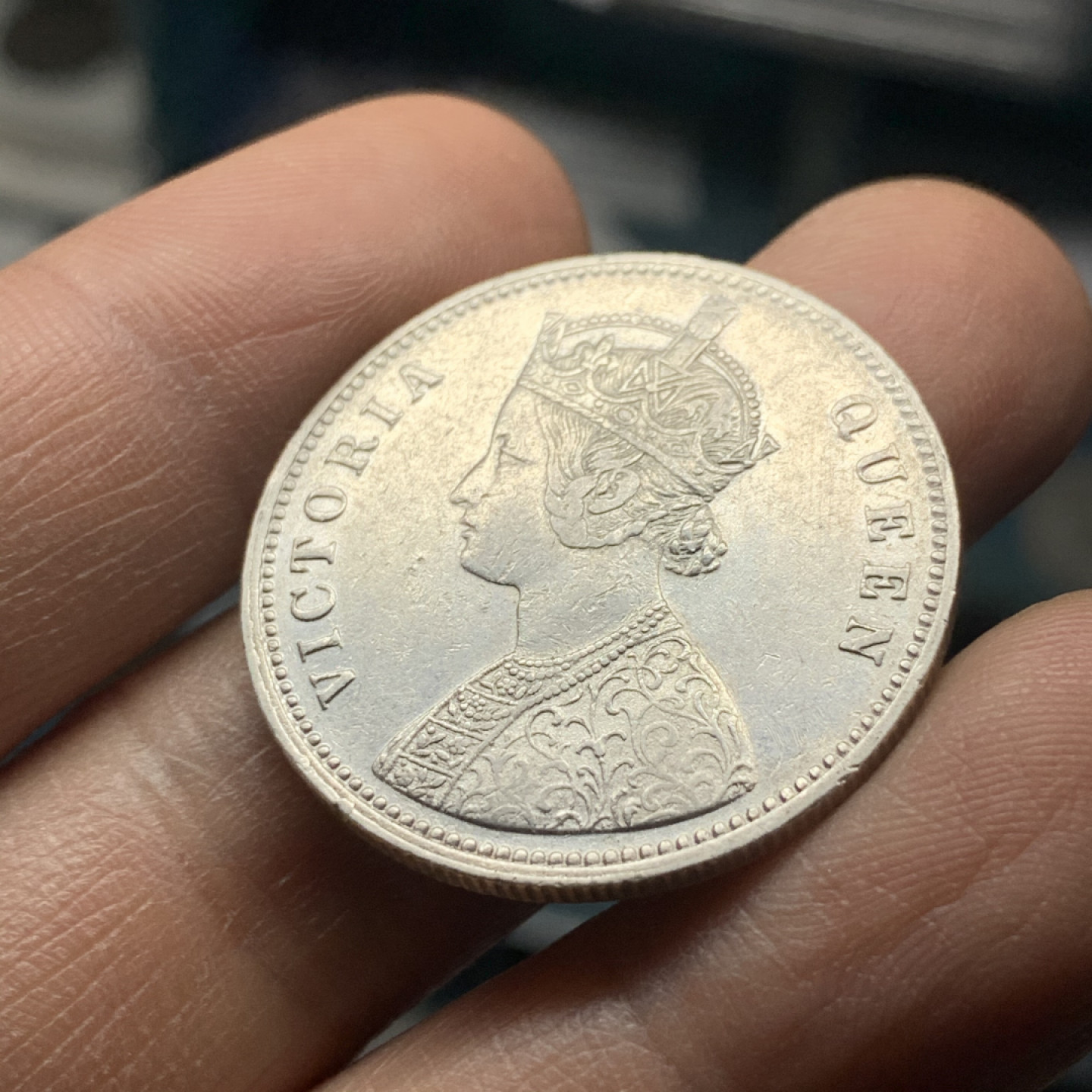 《竞宝斋》第27场-本周日，周一2场连拍（全场顺丰包邮） AU好品相 英属印度 1862年 维多利亚头像1卢比银币 中规中矩的首年1卢比，热门品种