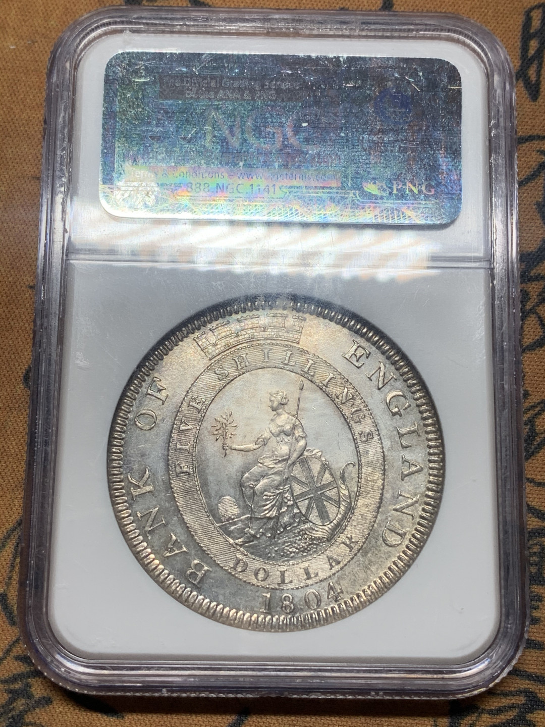 《竞宝斋》第27场-本周日，周一2场连拍（全场顺丰包邮） NGC-MS64 英国 1804年 英格兰银行5先令 银币 以西班牙双柱银币为币胚，64分一道坎很难见到！