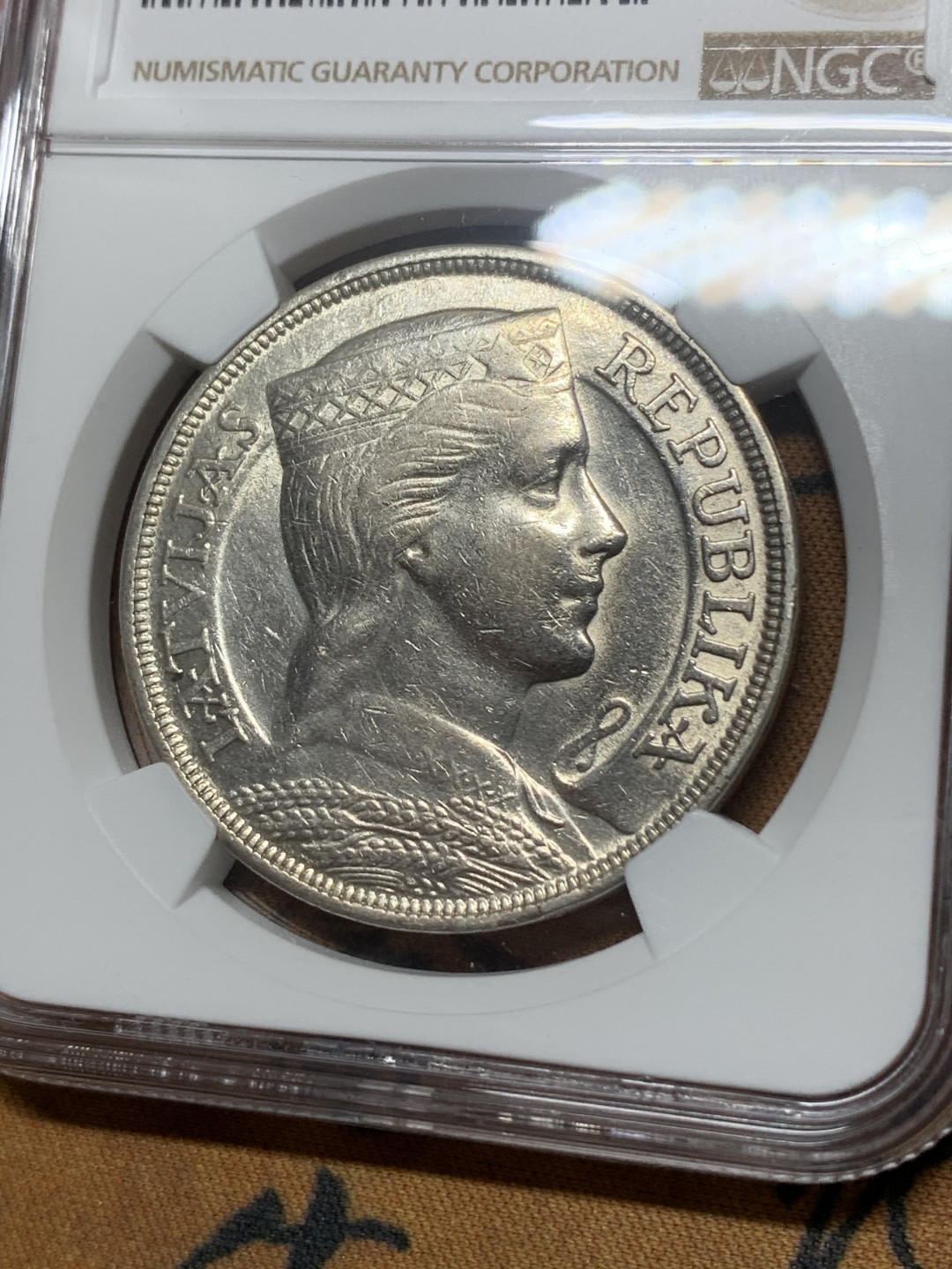 《竞宝斋》第27场-本周日，周一2场连拍（全场顺丰包邮） NGC-AU 拉脱维亚 1932年 5L 谷神美女 银币