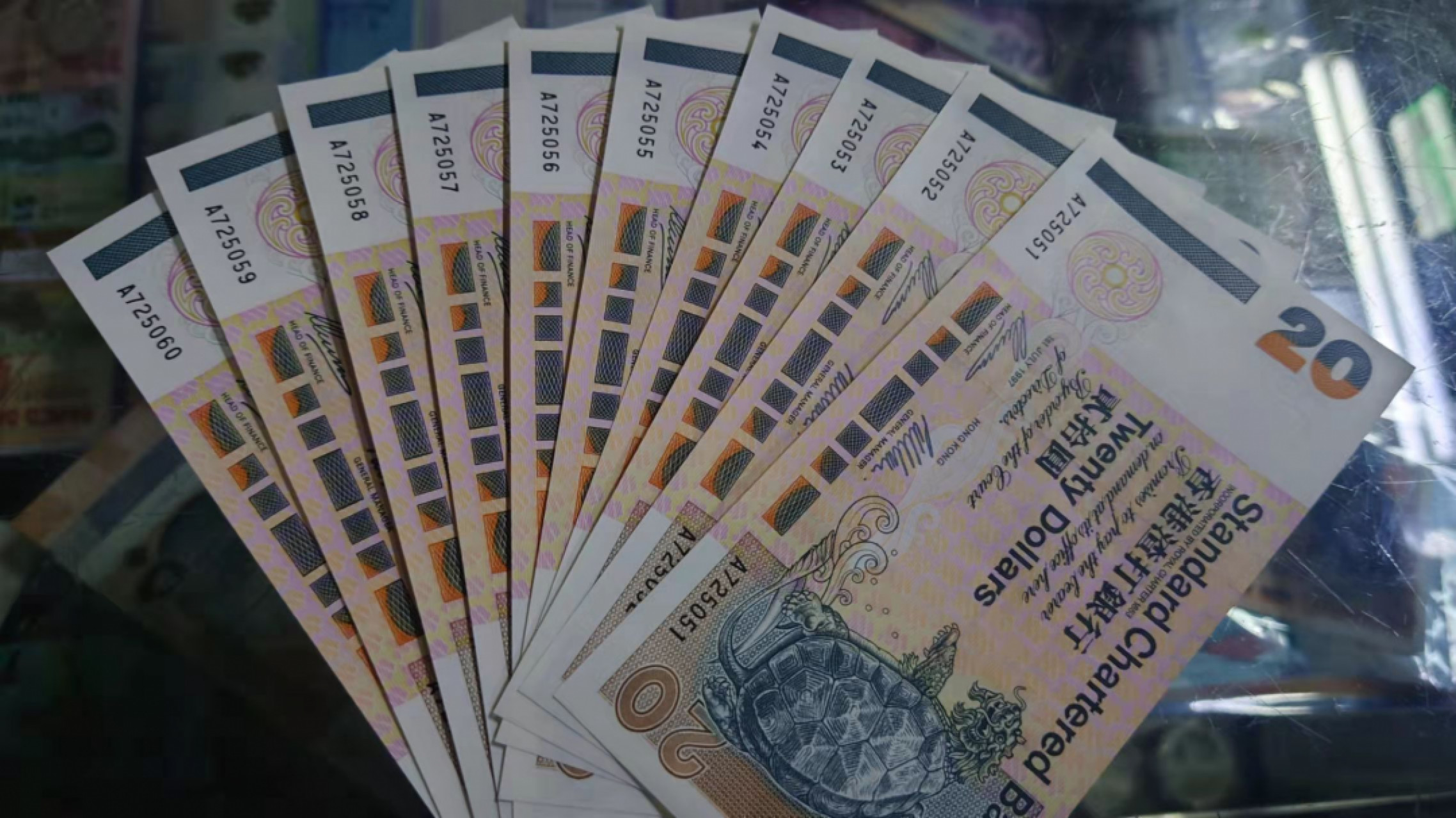 1.10晚群里有新品看下方预告群里先卖【囧羊收藏】精选微拍第44期暨2022年第一期  世界钱币精选 1997.7.1香港渣打银行20元 首发A冠 纸胆全新UNC 标准十连号尾号51-60