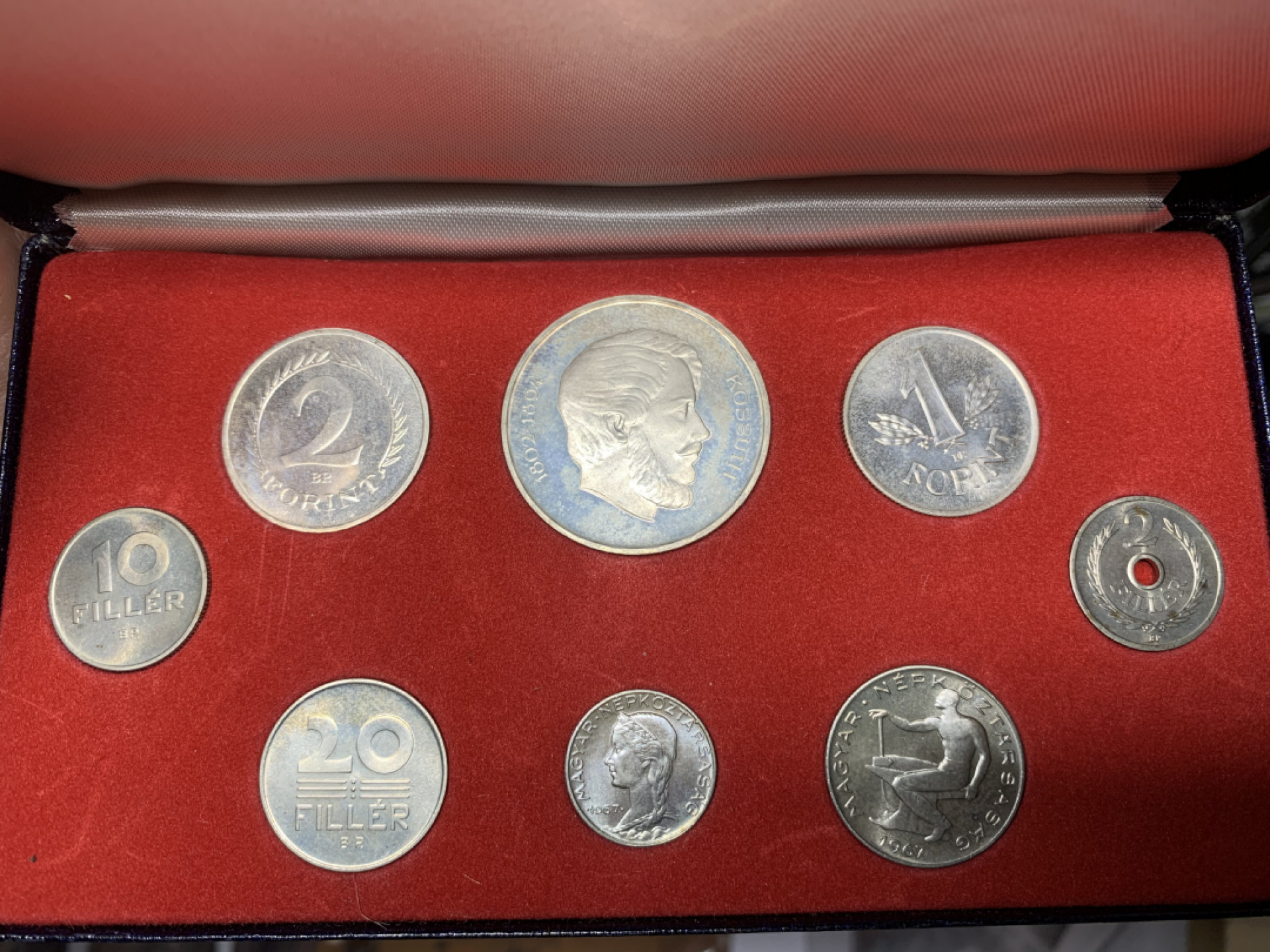 《竞宝斋》第27场-本周日，周一2场连拍（全场顺丰包邮） 匈牙利1967年（特年）精致8枚装套币 三枚银币5.85克 6.12克和克书无记录