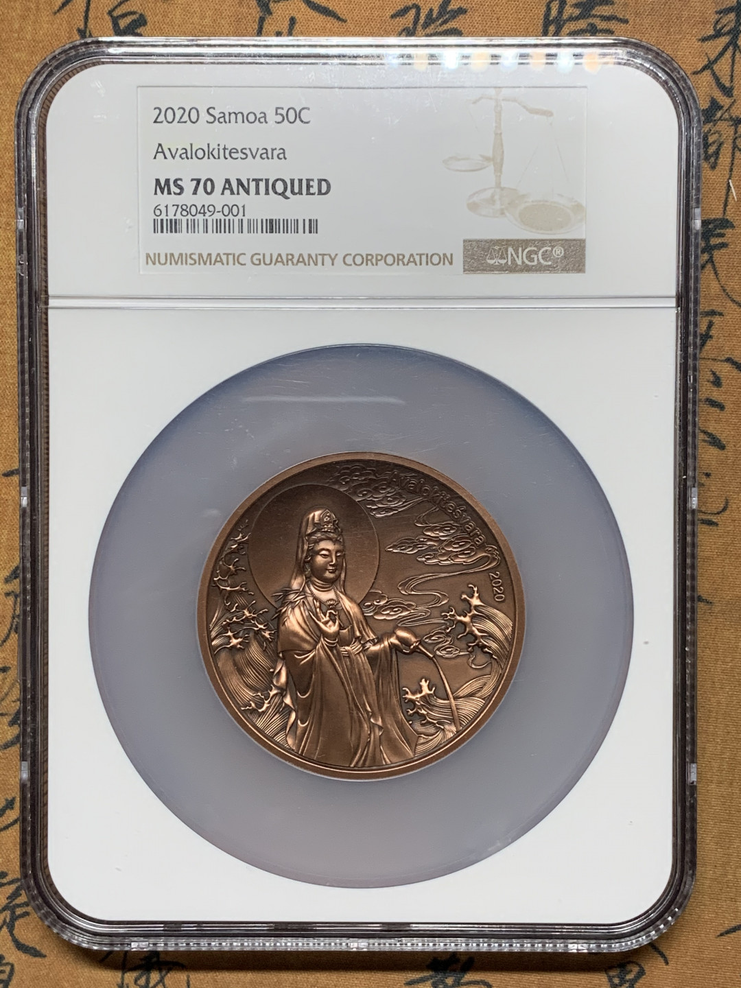 《竞宝斋》第27场-本周日，周一2场连拍（全场顺丰包邮） NGC-MS70  萨摩亚 超大型 2020年的50分铜币 观音铜像