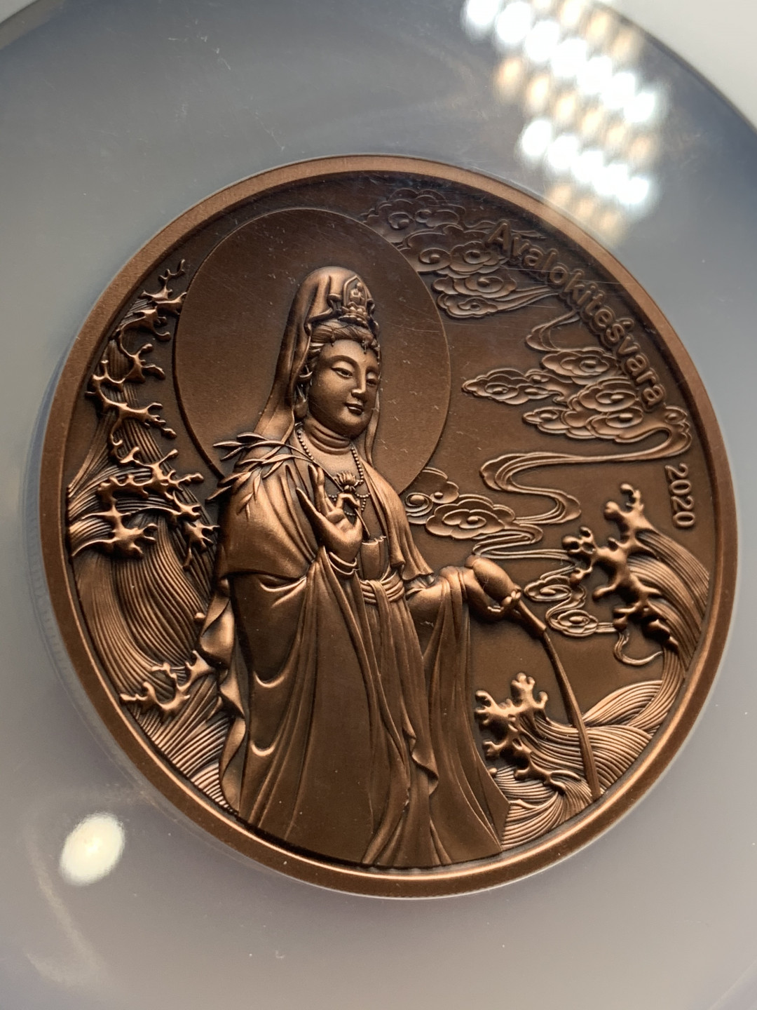 《竞宝斋》第27场-本周日，周一2场连拍（全场顺丰包邮） NGC-MS70  萨摩亚 超大型 2020年的50分铜币 观音铜像