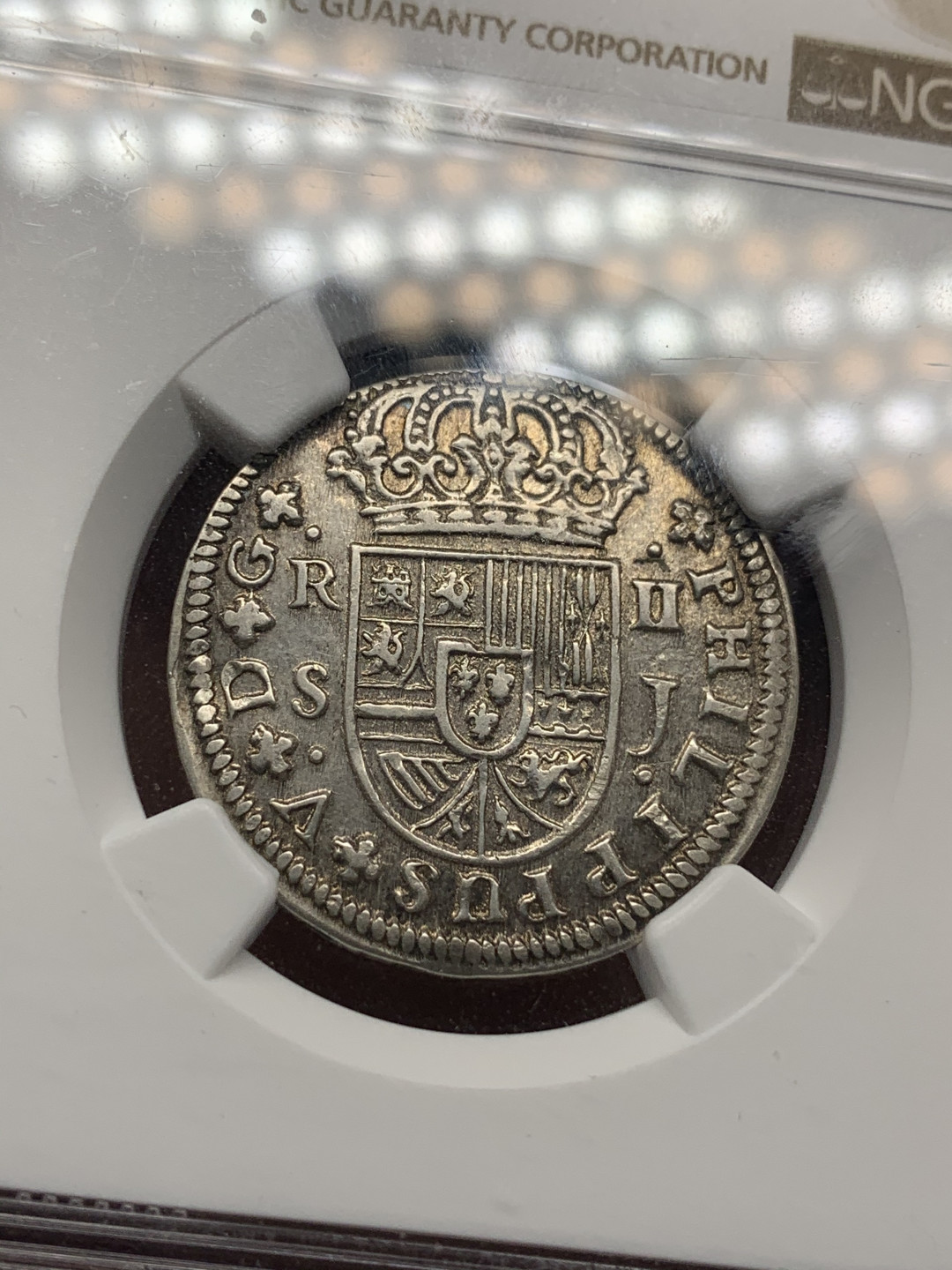 《竞宝斋》第27场-本周日，周一2场连拍（全场顺丰包邮） NGC XF45 西班牙 1725 2里亚尔 菲利普五世银币 塞维利亚厂 铸纹清晰，NGC低评AU以上级别！