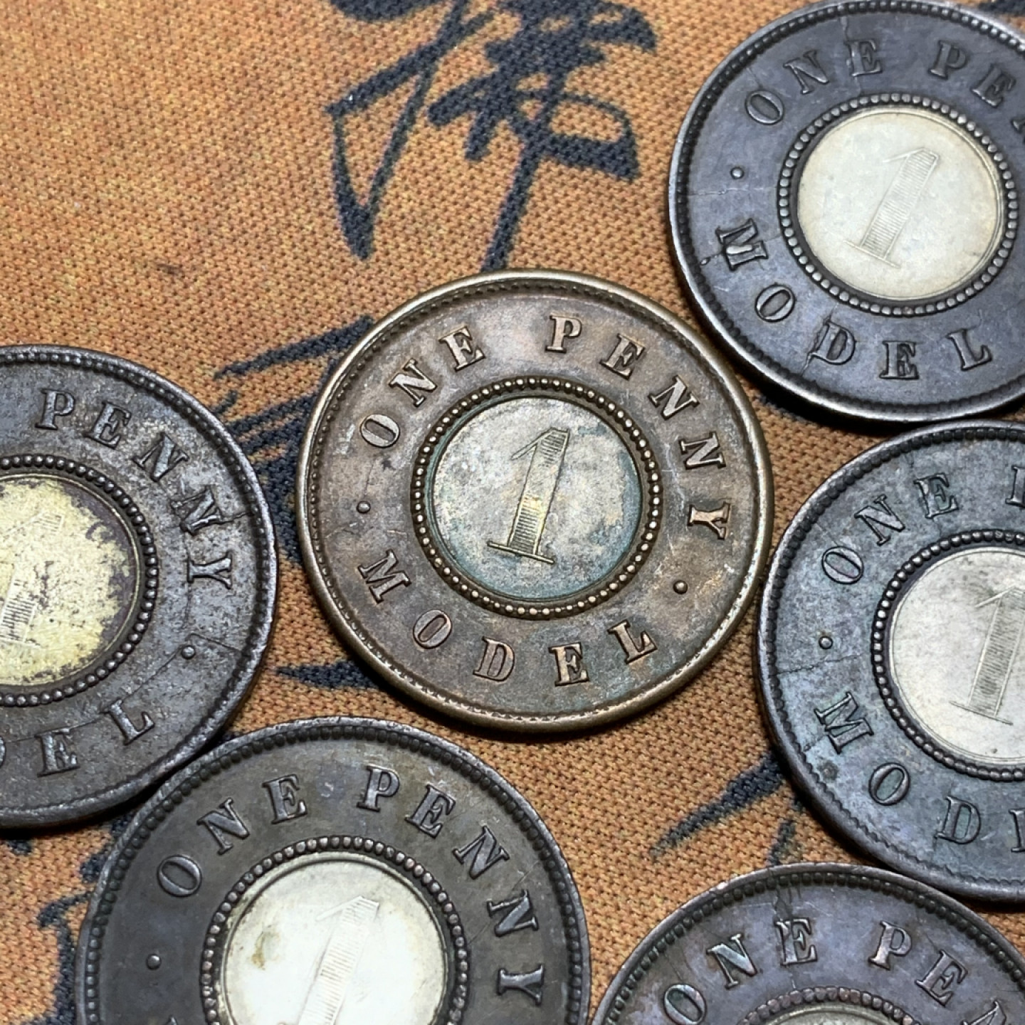 《竞宝斋》第27场-本周日，周一2场连拍（全场顺丰包邮） 英国  小维 双色便士 8枚一起  多个版本，细节很好