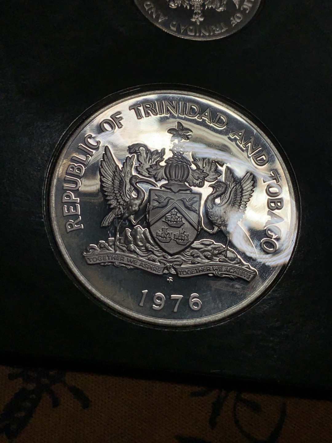 《竞宝斋》第27场-本周日，周一2场连拍（全场顺丰包邮） 特立尼达和多巴哥1976年8枚套币，三枚大银币 盒子中间有一划