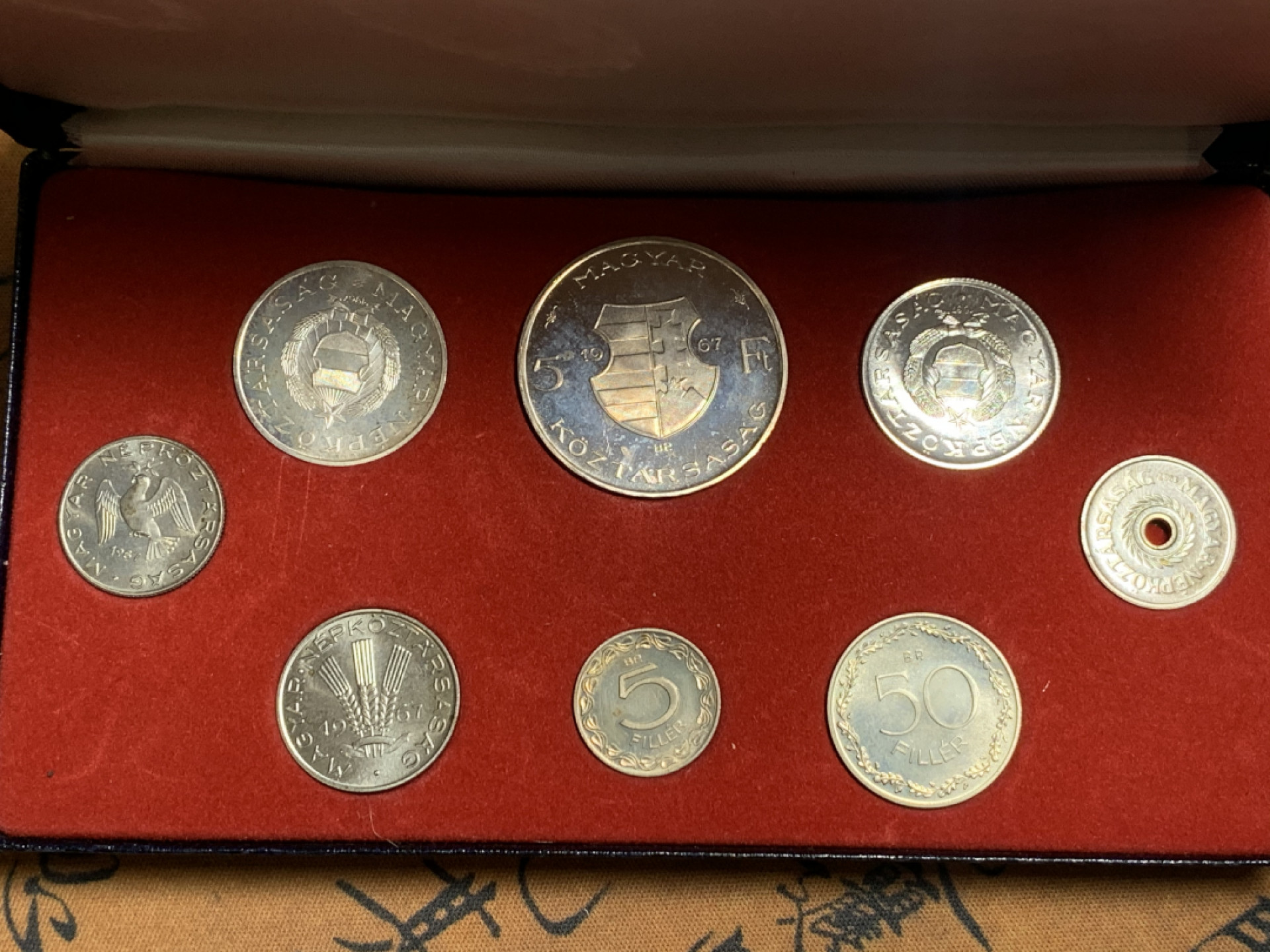 《竞宝斋》第27场-本周日，周一2场连拍（全场顺丰包邮） 匈牙利1967年（特年）精致8枚装套币 三枚银币5.85克 6.12克和克书无记录