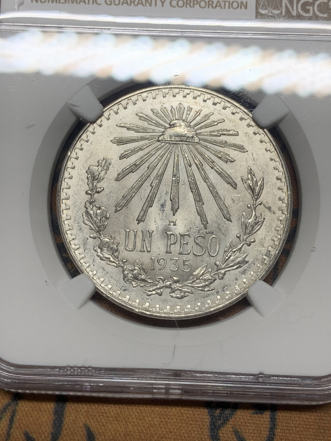 《竞宝斋》第27场-本周日，周一2场连拍（全场顺丰包邮） NGC-MS64 墨西哥 1935年 1比索 鹰洋 银币 原味包浆 