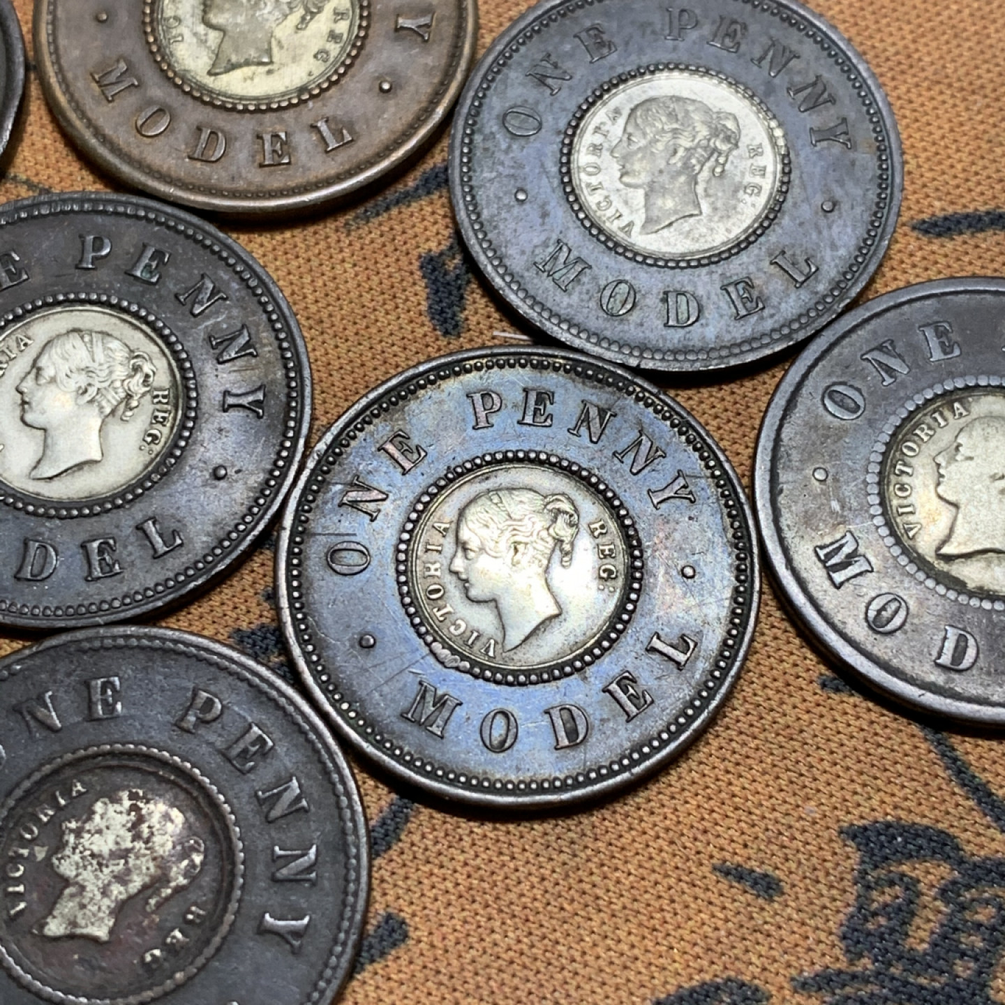 《竞宝斋》第27场-本周日，周一2场连拍（全场顺丰包邮） 英国  小维 双色便士 8枚一起  多个版本，细节很好