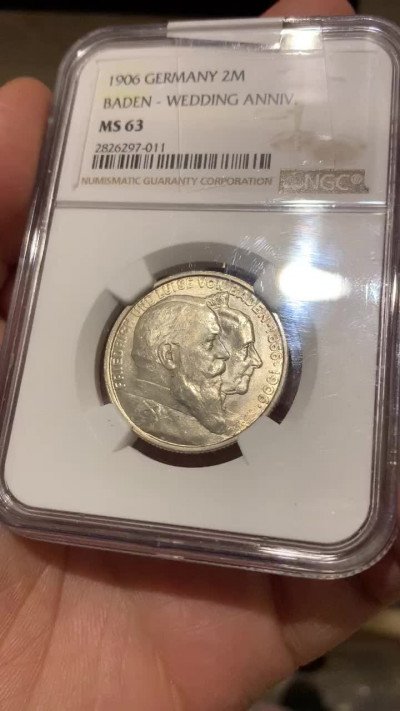 《竞宝斋》第27场-本周日，周一2场连拍（全场顺丰包邮） NGC-MS63 德国巴登 1906年 巴登大公金婚纪念2马克银币 强烈装光 SBP拍卖高价来的，个人感觉有64的潜力