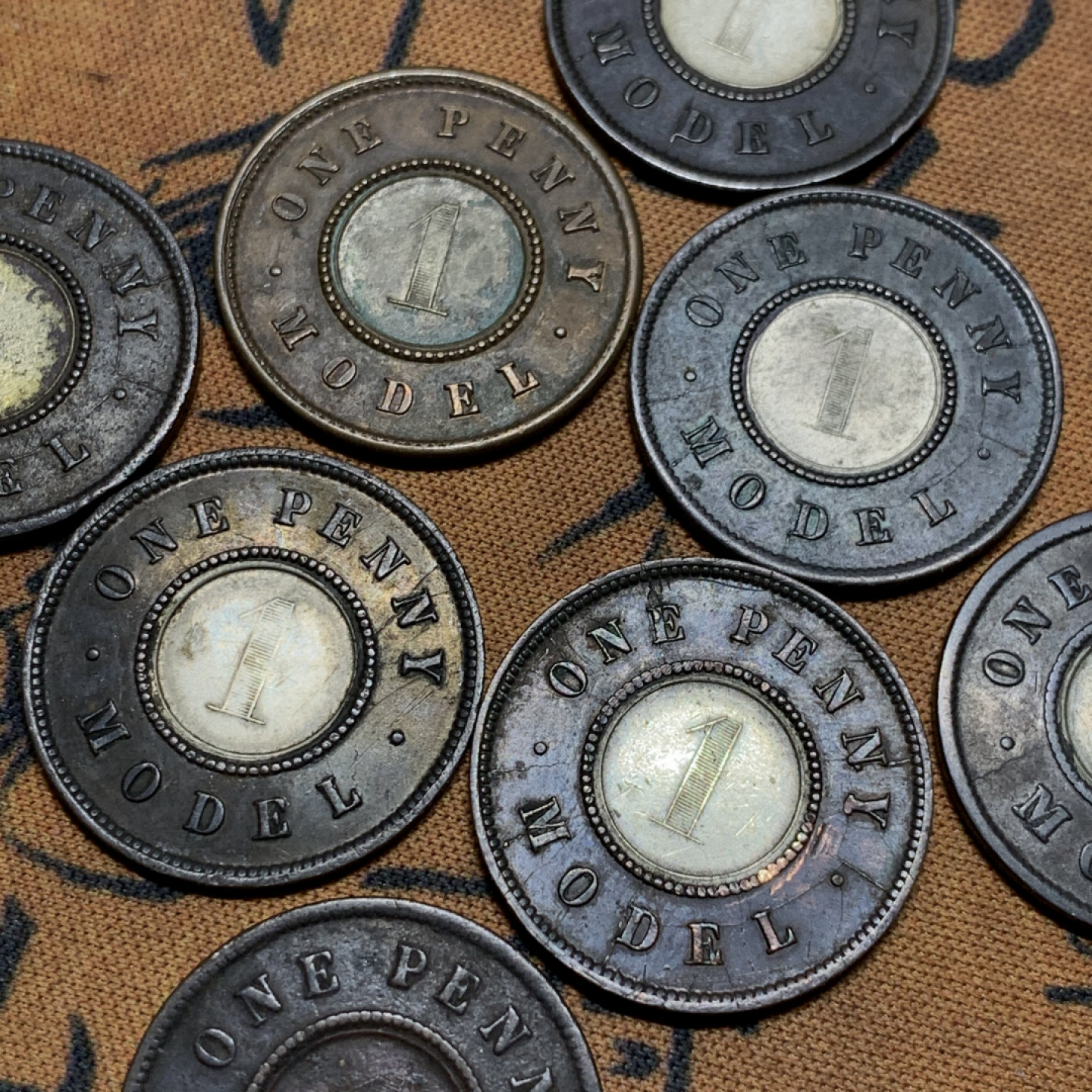 《竞宝斋》第27场-本周日，周一2场连拍（全场顺丰包邮） 英国  小维 双色便士 8枚一起  多个版本，细节很好