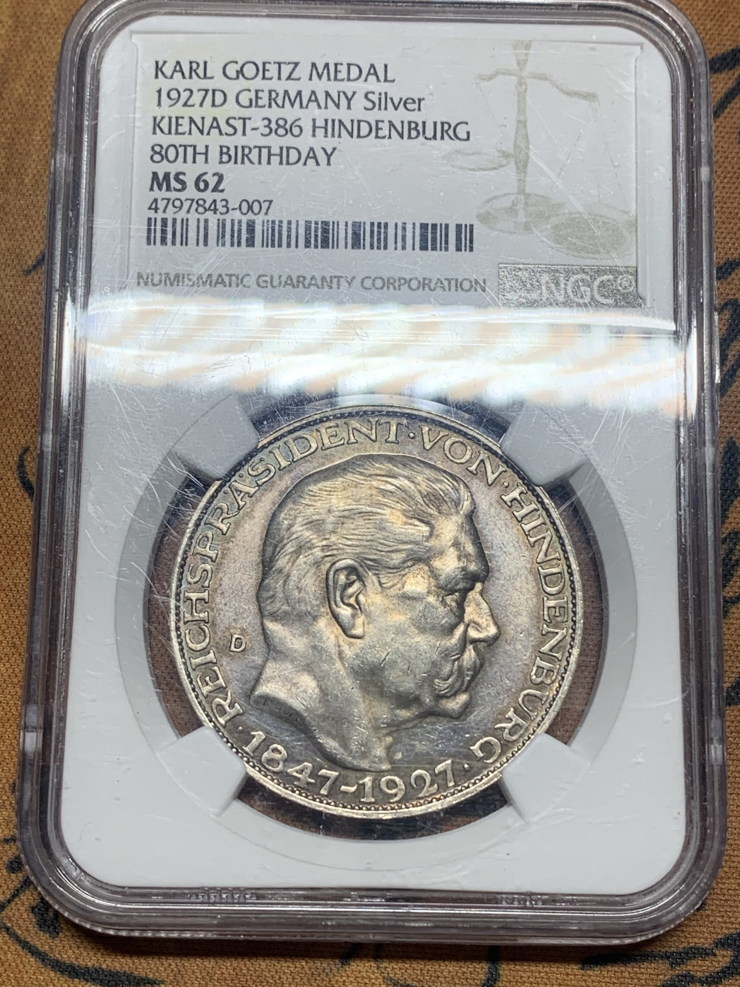 《竞宝斋》第27场-本周日，周一2场连拍（全场顺丰包邮） NGC-MS62 德国 1927年 兴登堡80大寿纪念大银章 底板转光 带硫化黑彩