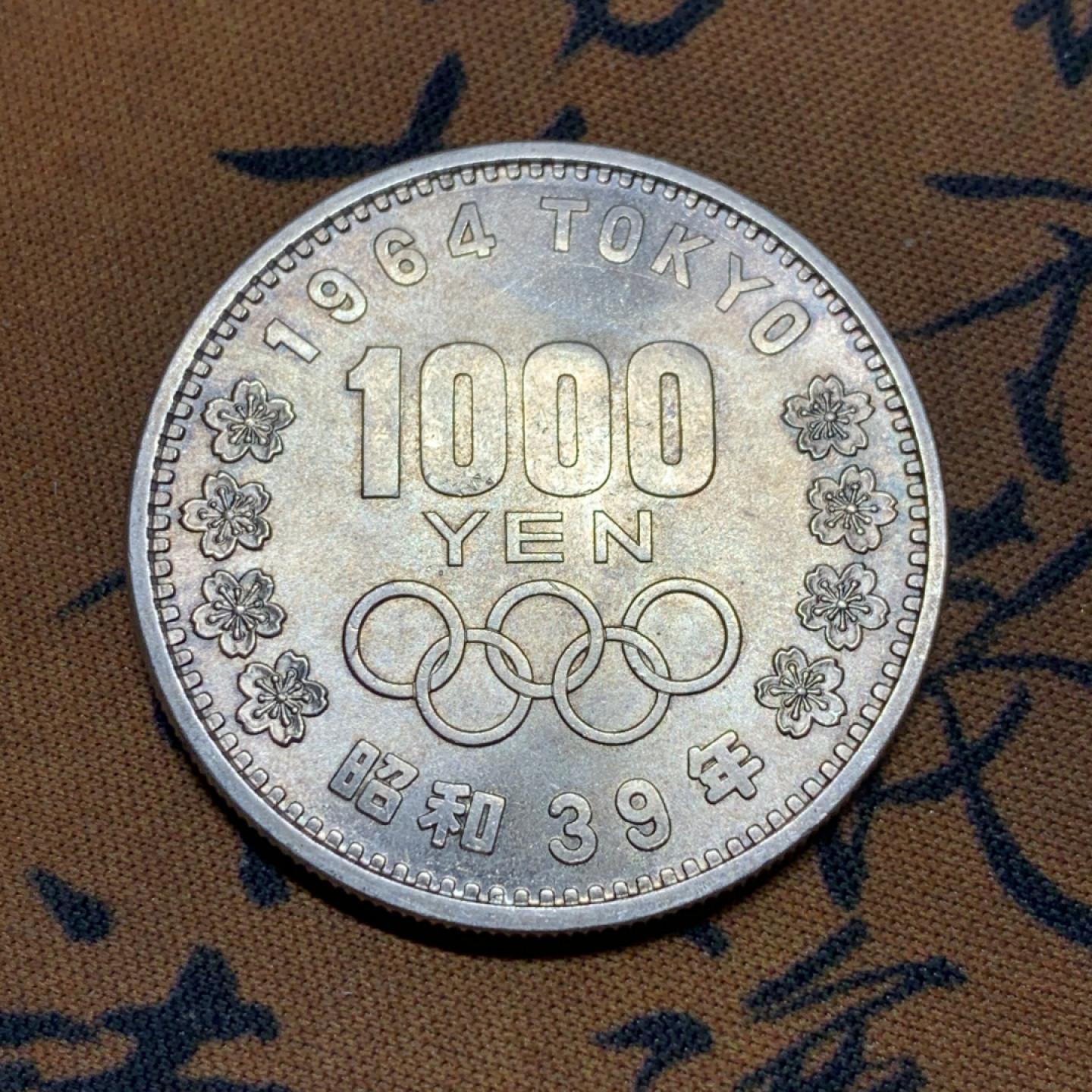 《竞宝斋》第27场-本周日，周一2场连拍（全场顺丰包邮） BU 日本 1964年 1000日元 东京奥运会银币 色调偏暗的紫灰色彩，低调古朴，底板转光强烈，精品难得！评级可出高分！