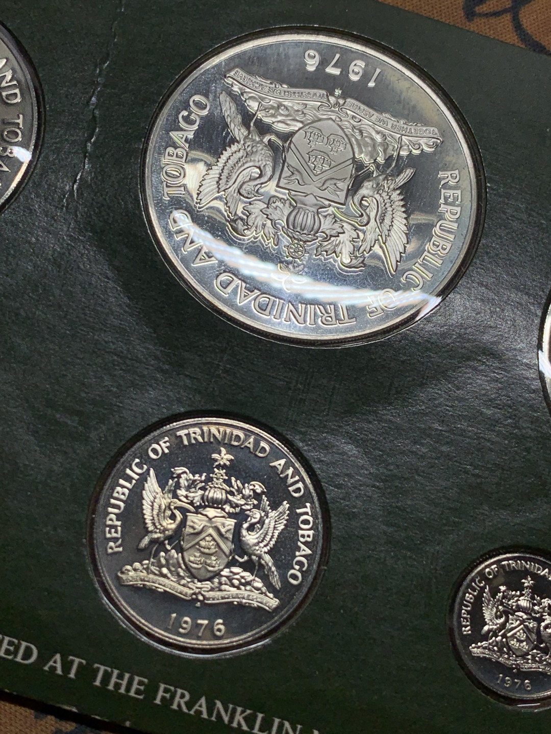 《竞宝斋》第27场-本周日，周一2场连拍（全场顺丰包邮） 特立尼达和多巴哥1976年8枚套币，三枚大银币 盒子中间有一划