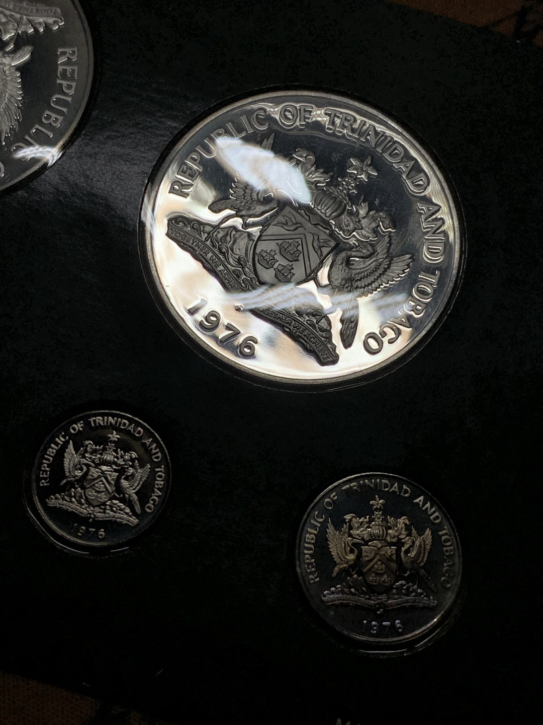 《竞宝斋》第27场-本周日，周一2场连拍（全场顺丰包邮） 特立尼达和多巴哥1976年8枚套币，三枚大银币 盒子中间有一划