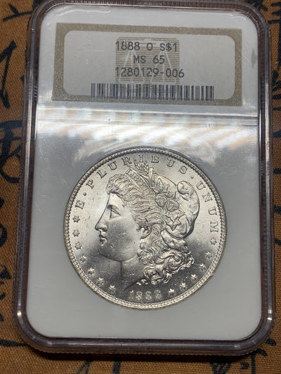 《竞宝斋》第27场-本周日，周一2场连拍（全场顺丰包邮） - NGC-MS65 1888 少见O版 摩根银元 发财年 早期老盒子  更高分只有90枚， ngc参考价400刀 难得品种