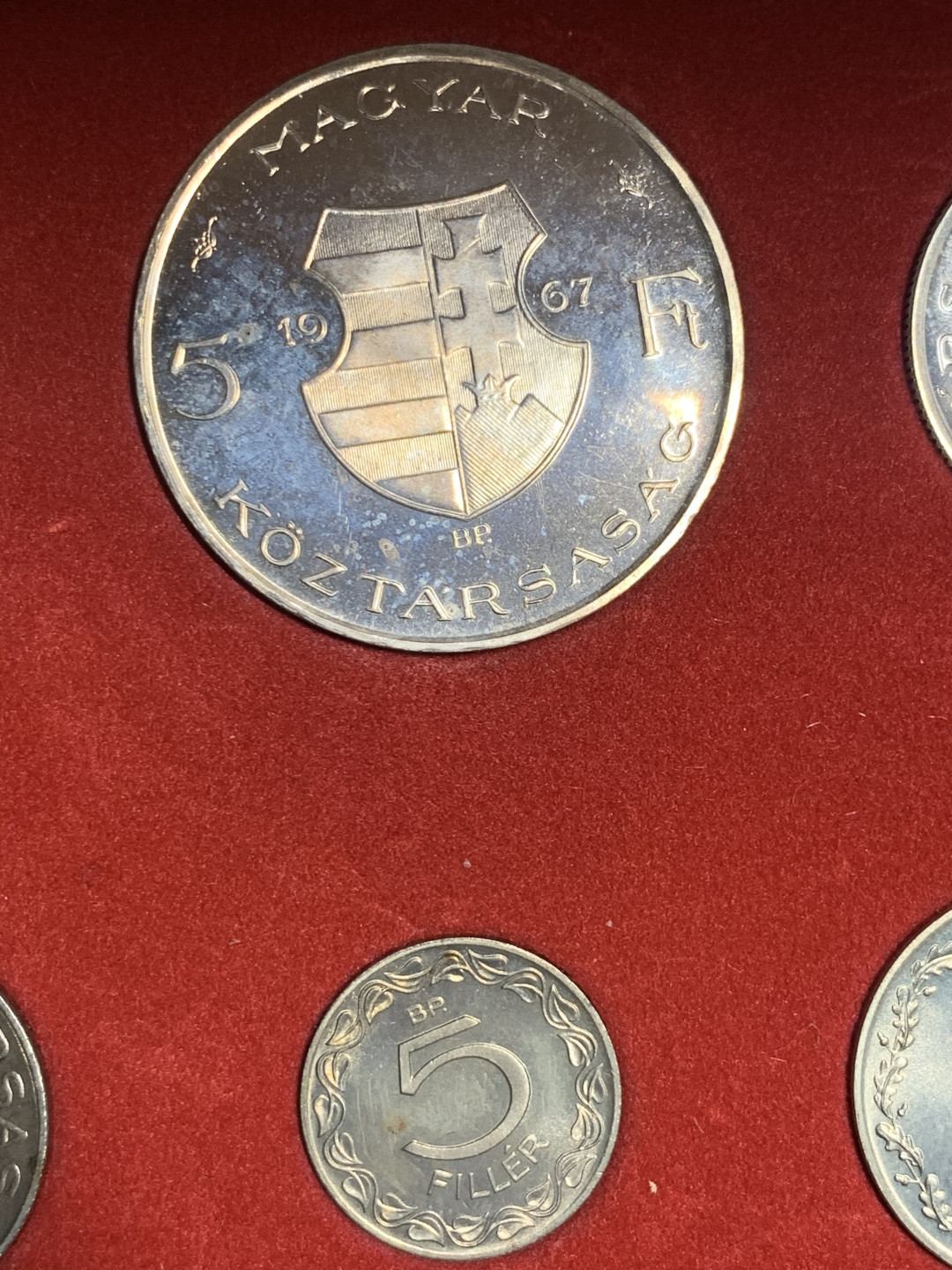 《竞宝斋》第27场-本周日，周一2场连拍（全场顺丰包邮） 匈牙利1967年（特年）精致8枚装套币 三枚银币5.85克 6.12克和克书无记录