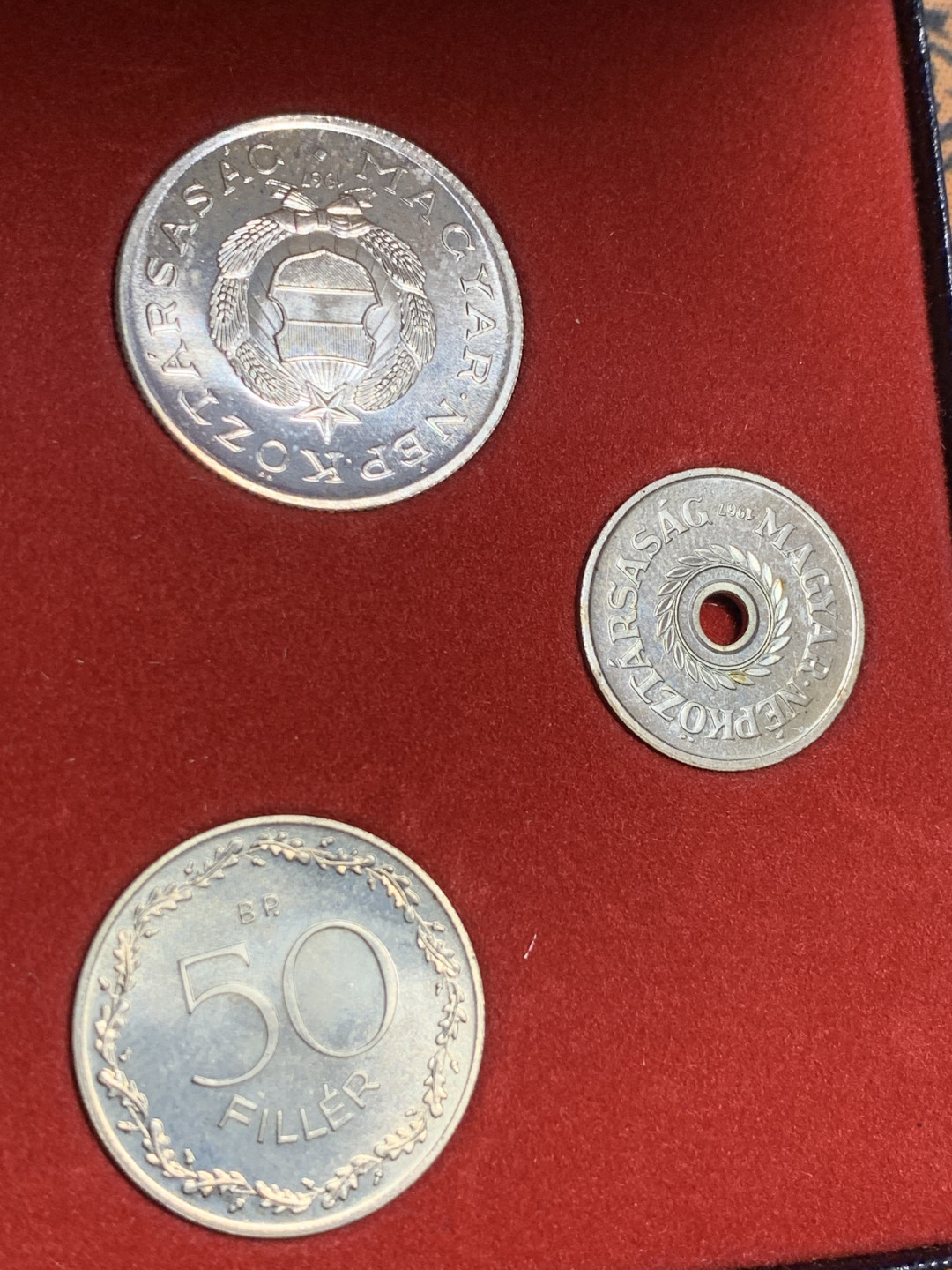 《竞宝斋》第27场-本周日，周一2场连拍（全场顺丰包邮） 匈牙利1967年（特年）精致8枚装套币 三枚银币5.85克 6.12克和克书无记录