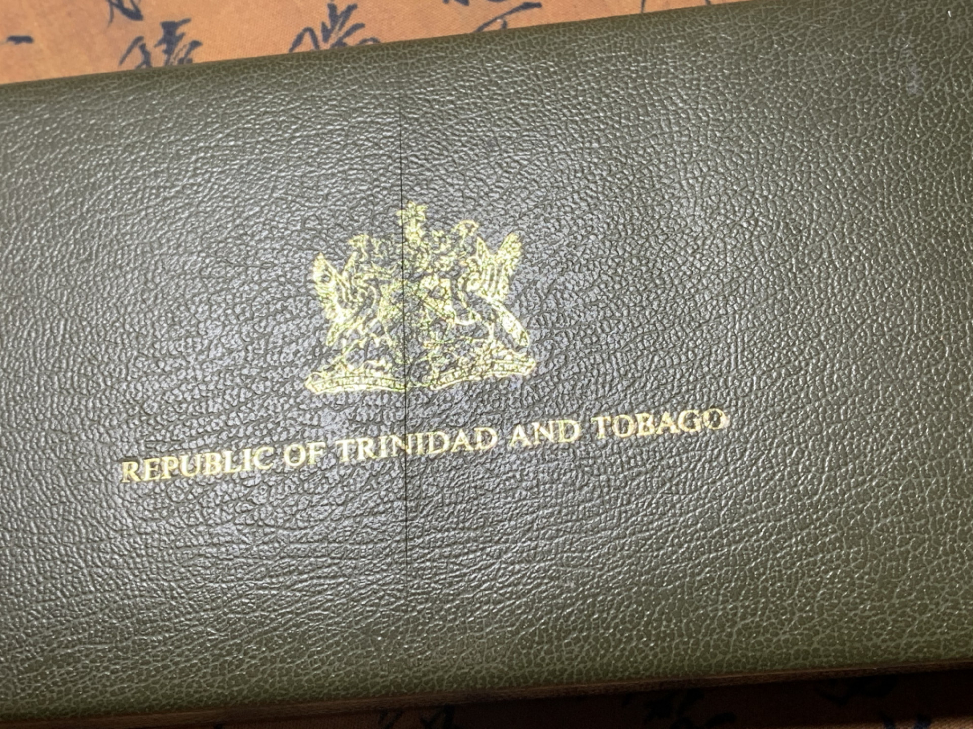 《竞宝斋》第27场-本周日，周一2场连拍（全场顺丰包邮） 特立尼达和多巴哥1976年8枚套币，三枚大银币 盒子中间有一划