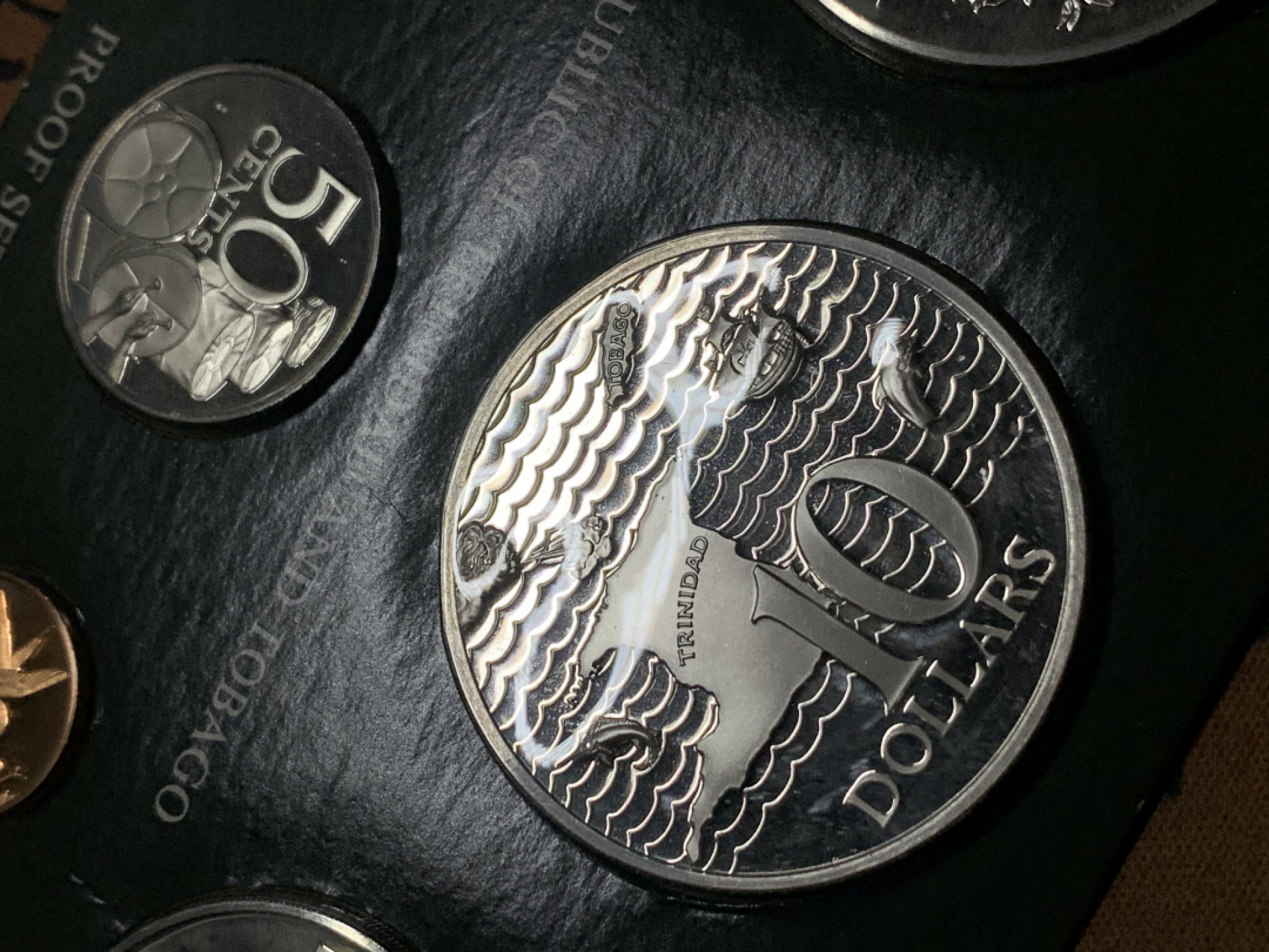 《竞宝斋》第27场-本周日，周一2场连拍（全场顺丰包邮） 特立尼达和多巴哥1976年8枚套币，三枚大银币 盒子中间有一划