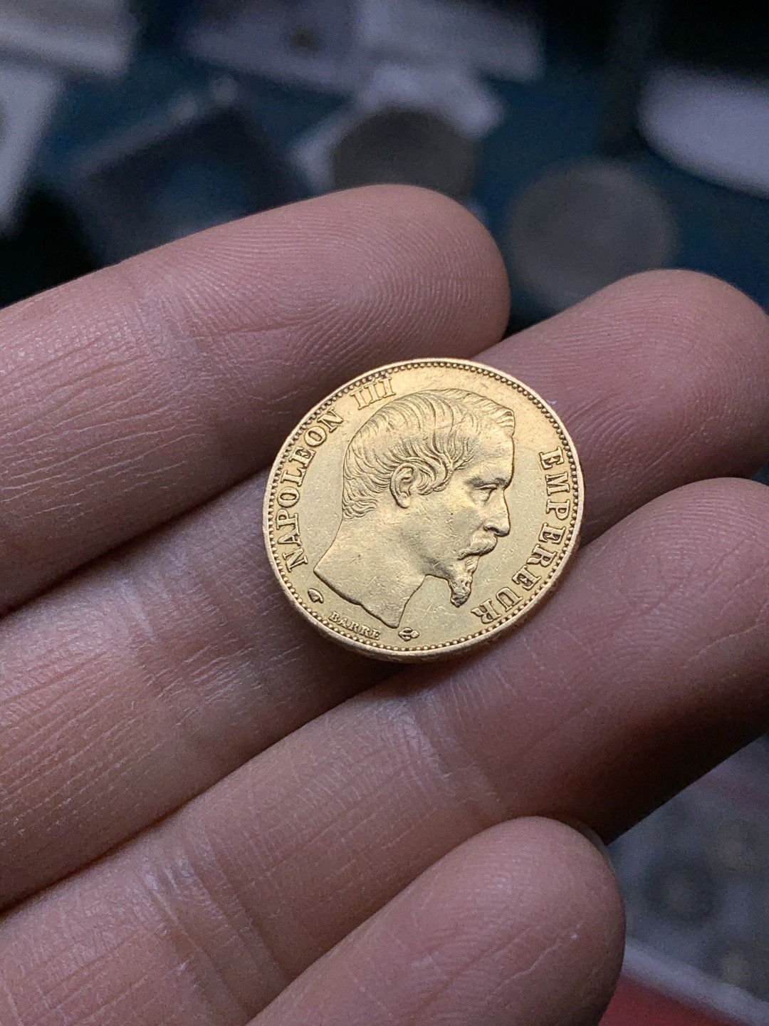 《竞宝斋》第27场-本周日，周一2场连拍（全场顺丰包邮） 1857年 拿破仑三世20法郎金币 6.42克，90%含金量