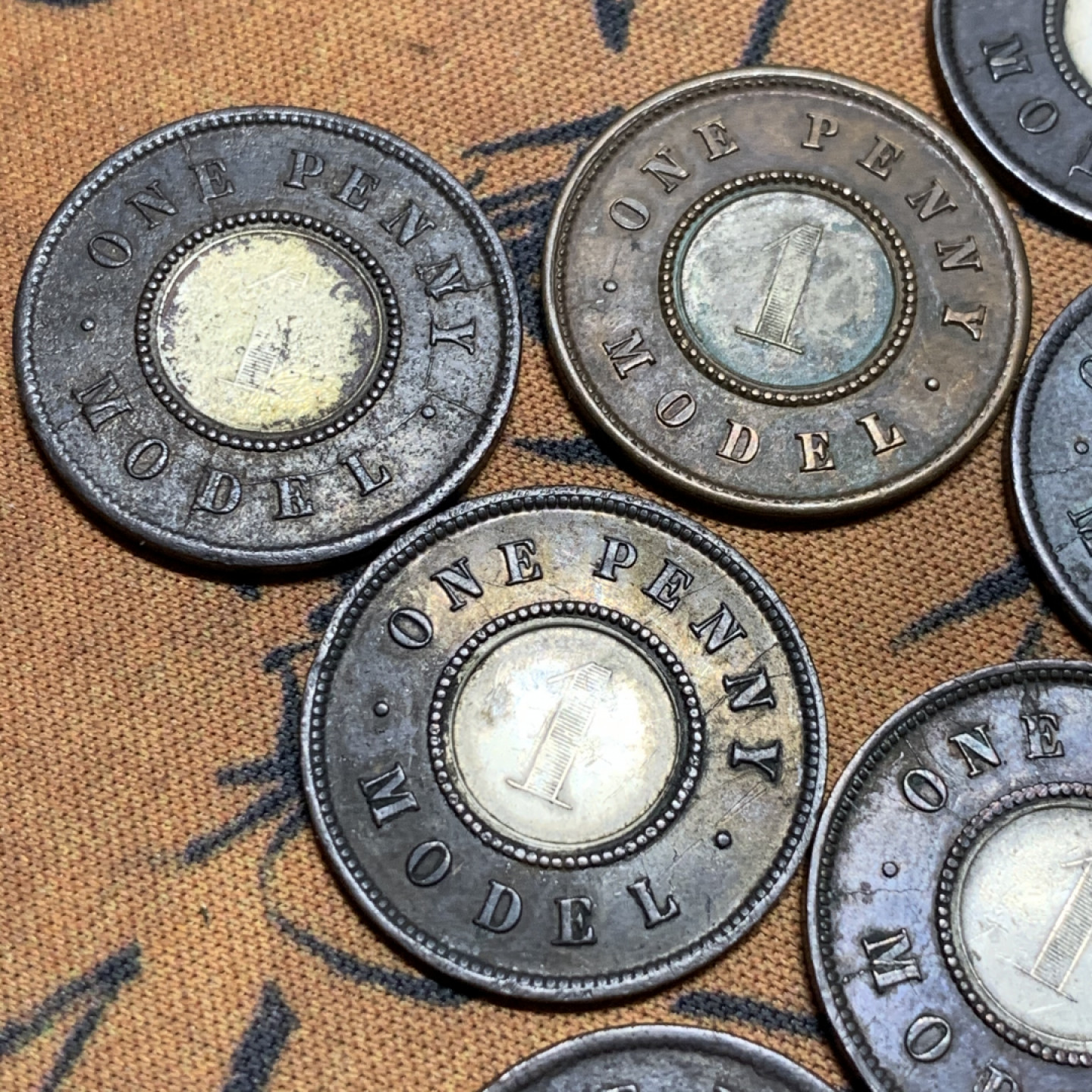 《竞宝斋》第27场-本周日，周一2场连拍（全场顺丰包邮） 英国  小维 双色便士 8枚一起  多个版本，细节很好