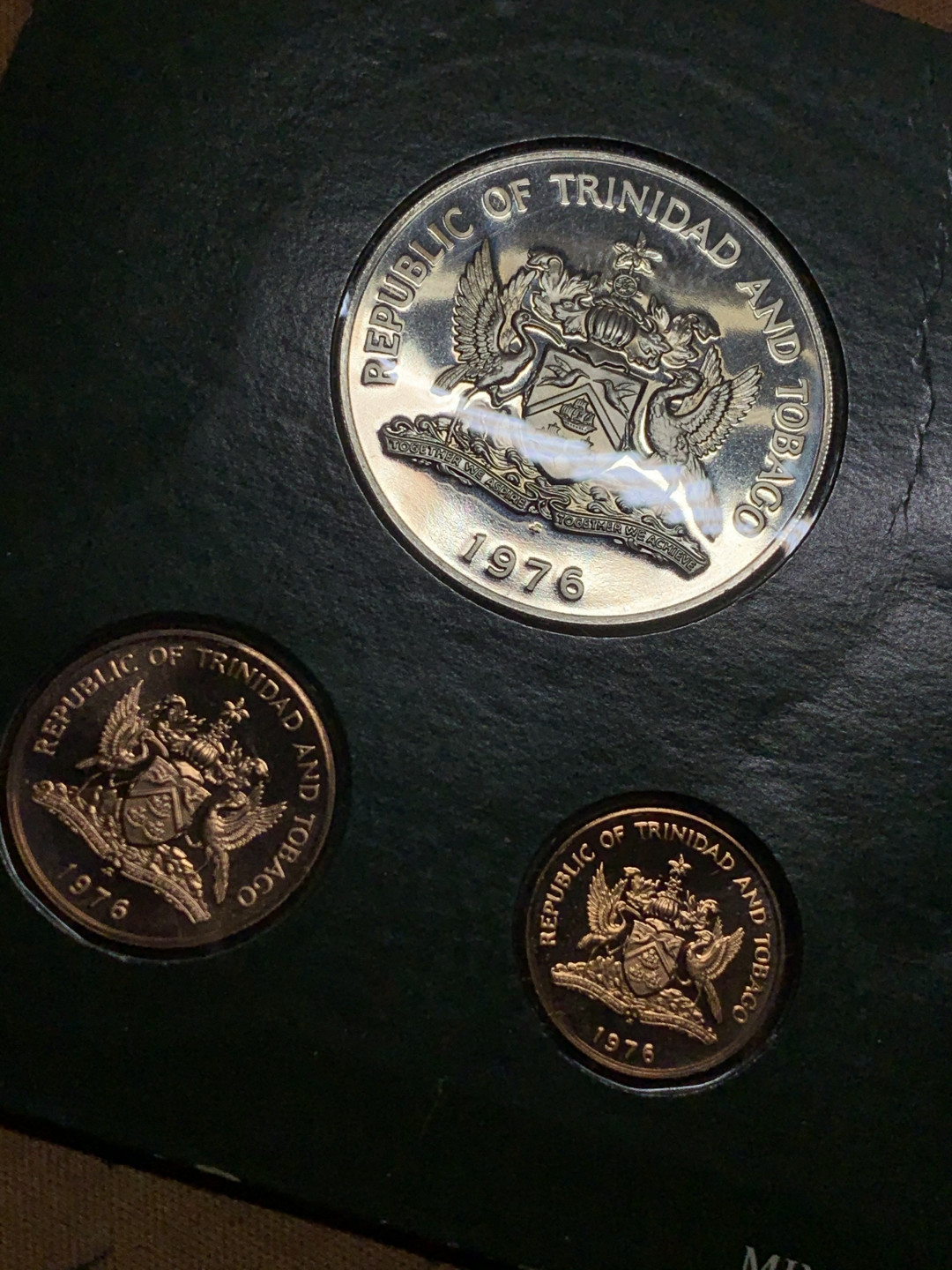 《竞宝斋》第27场-本周日，周一2场连拍（全场顺丰包邮） 特立尼达和多巴哥1976年8枚套币，三枚大银币 盒子中间有一划