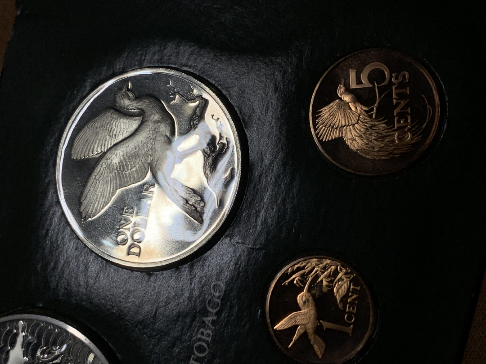 《竞宝斋》第27场-本周日，周一2场连拍（全场顺丰包邮） 特立尼达和多巴哥1976年8枚套币，三枚大银币 盒子中间有一划