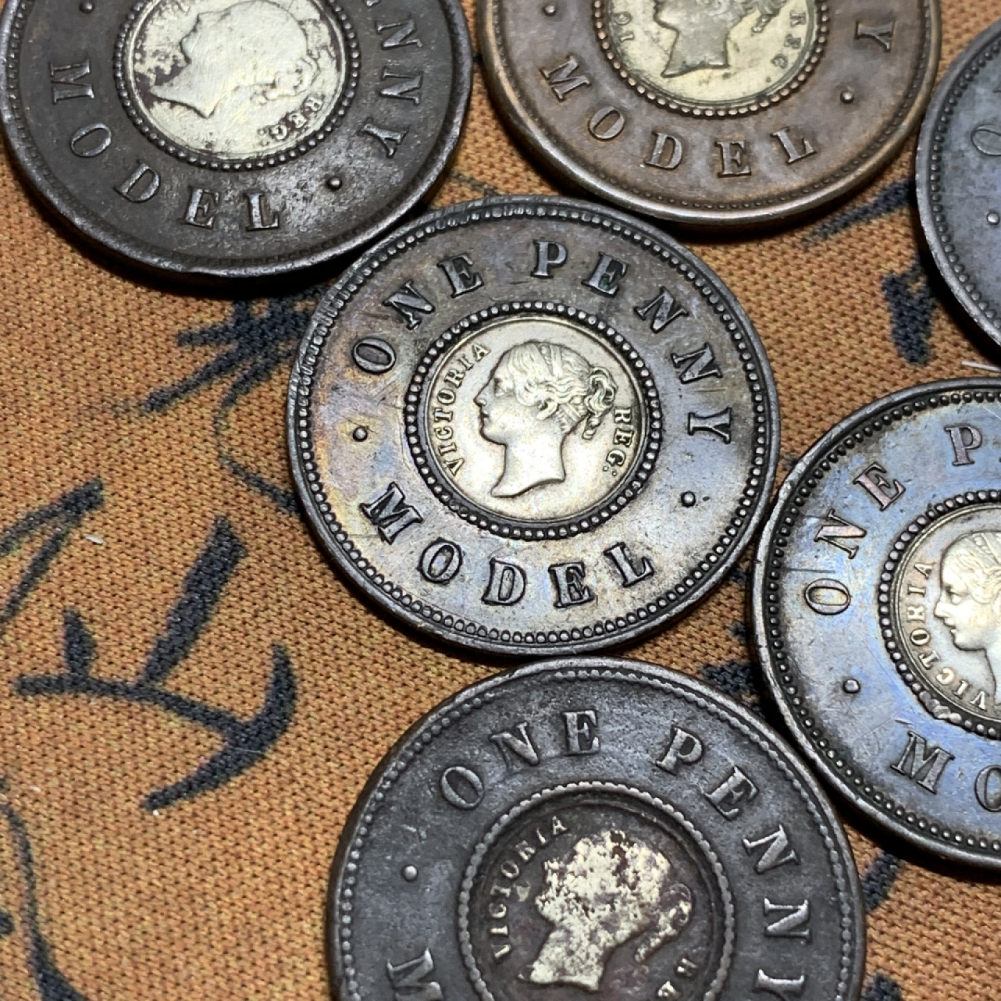 《竞宝斋》第27场-本周日，周一2场连拍（全场顺丰包邮） 英国  小维 双色便士 8枚一起  多个版本，细节很好