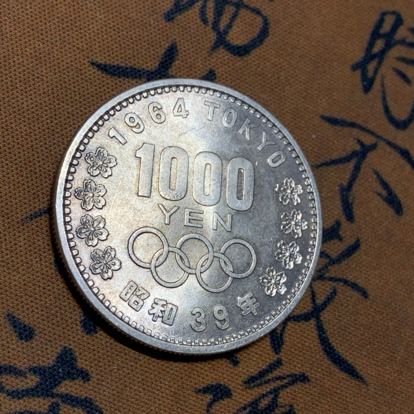 《竞宝斋》第27场-本周日，周一2场连拍（全场顺丰包邮） BU 日本 1964年 1000日元 东京奥运会银币 色调偏暗的紫灰色彩，低调古朴，底板转光强烈，精品难得！评级可出高分！