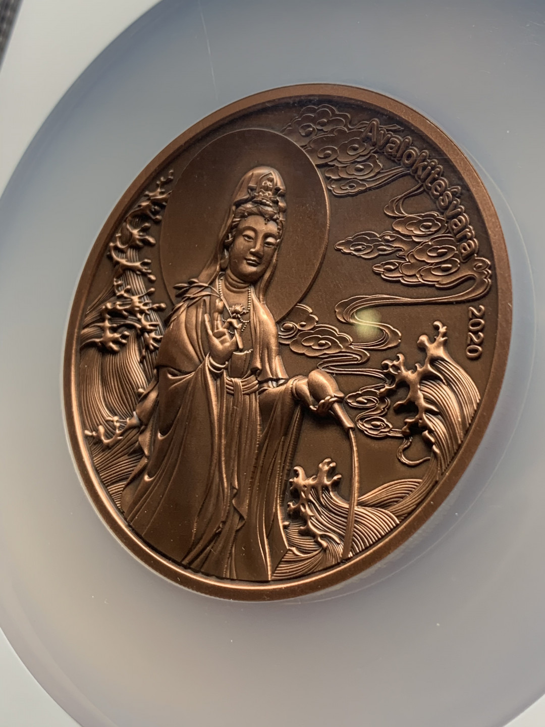 《竞宝斋》第27场-本周日，周一2场连拍（全场顺丰包邮） NGC-MS70  萨摩亚 超大型 2020年的50分铜币 观音铜像