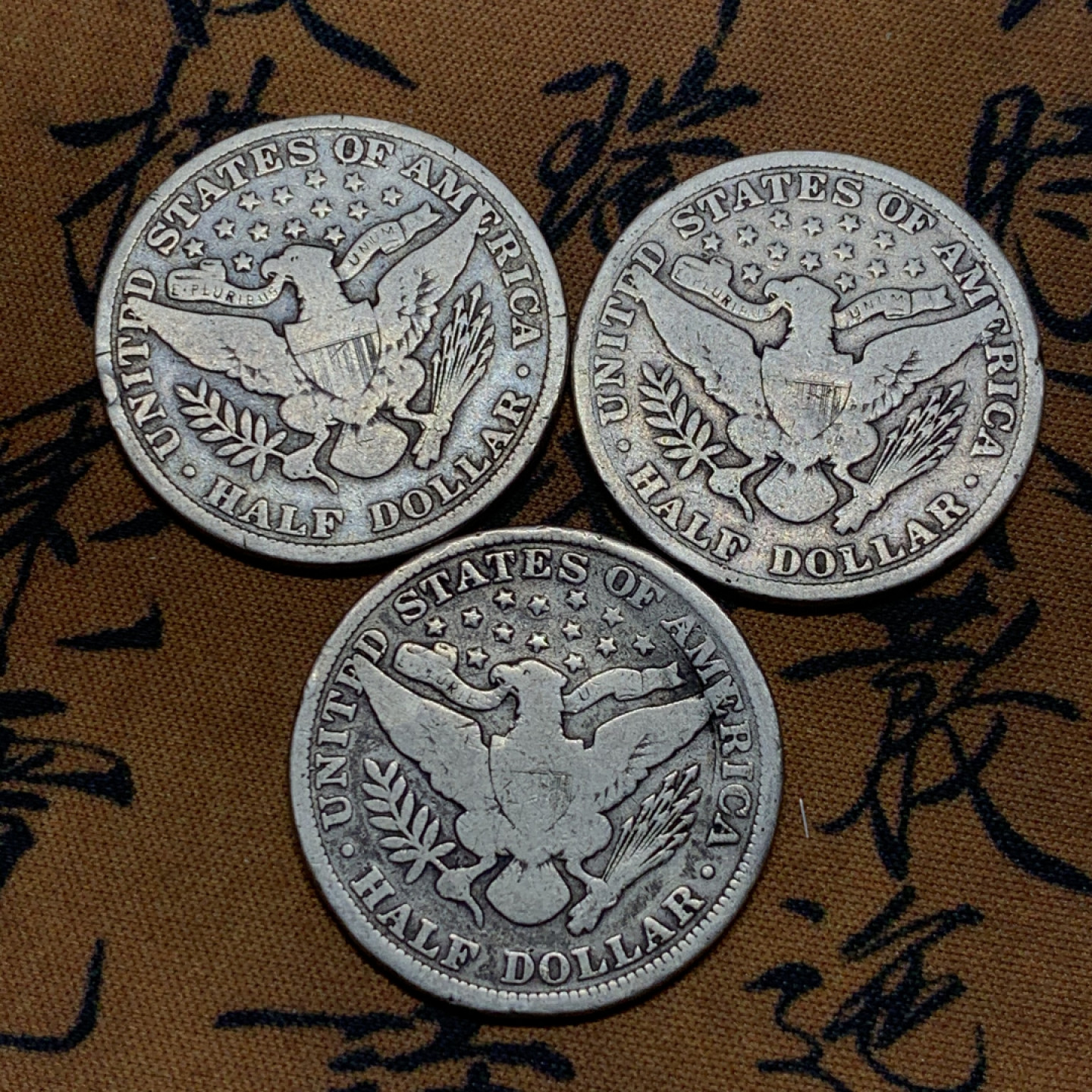 《竞宝斋》第27场-本周日，周一2场连拍（全场顺丰包邮） 美国 早期1899，1904，1906 半美元银币3枚 直径30.4mm，重量：11.8X3=35.4克