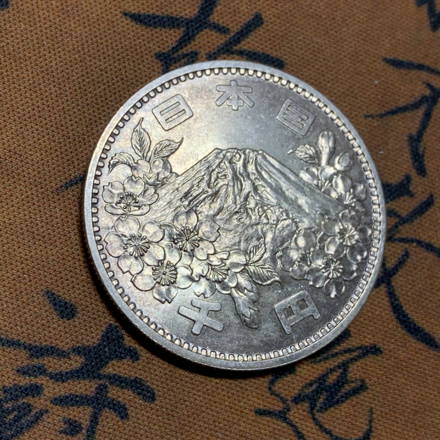 《竞宝斋》第27场-本周日，周一2场连拍（全场顺丰包邮） BU 日本 1964年 1000日元 东京奥运会银币 色调偏暗的紫灰色彩，低调古朴，底板转光强烈，精品难得！评级可出高分！