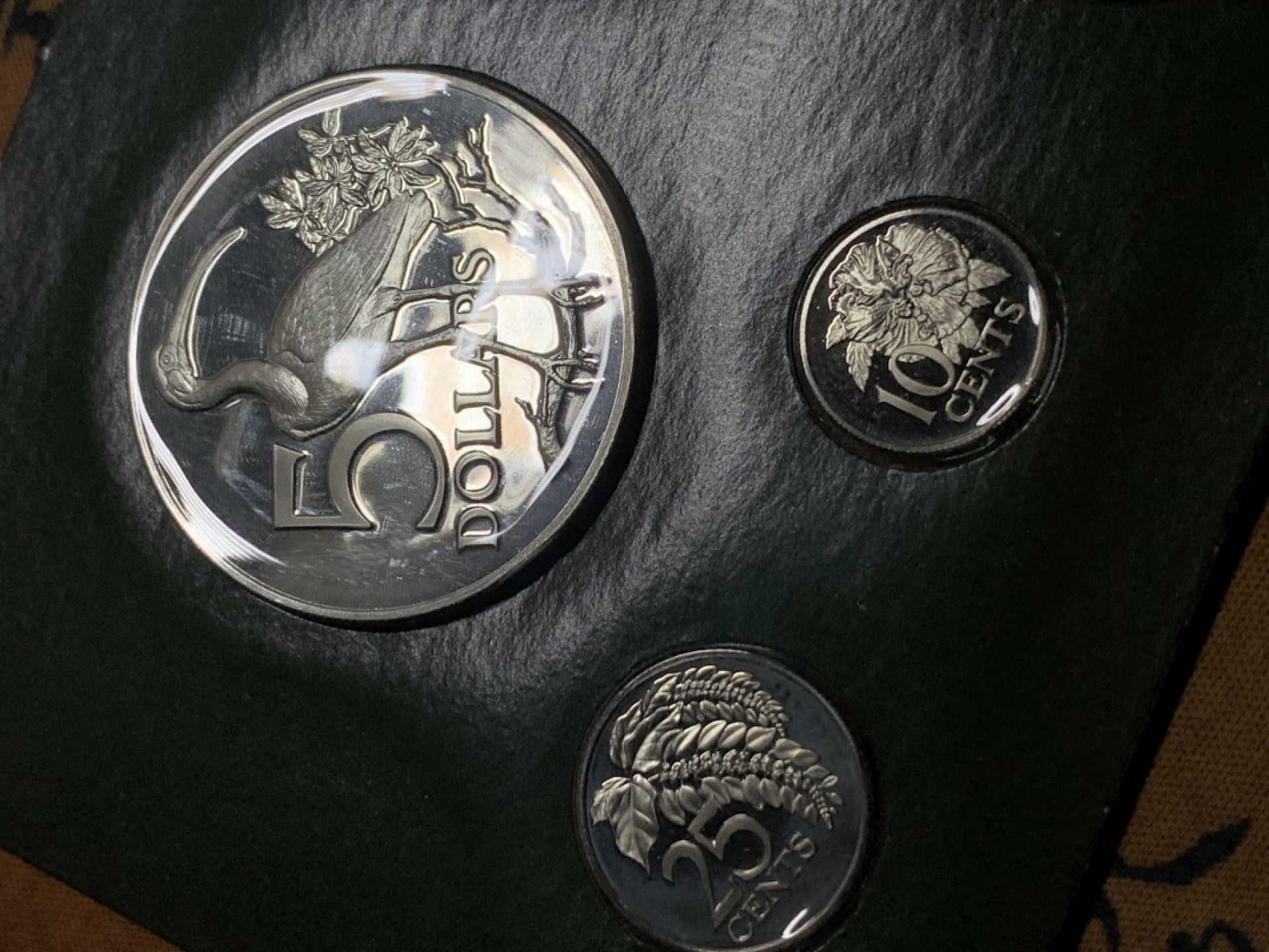 《竞宝斋》第27场-本周日，周一2场连拍（全场顺丰包邮） 特立尼达和多巴哥1976年8枚套币，三枚大银币 盒子中间有一划