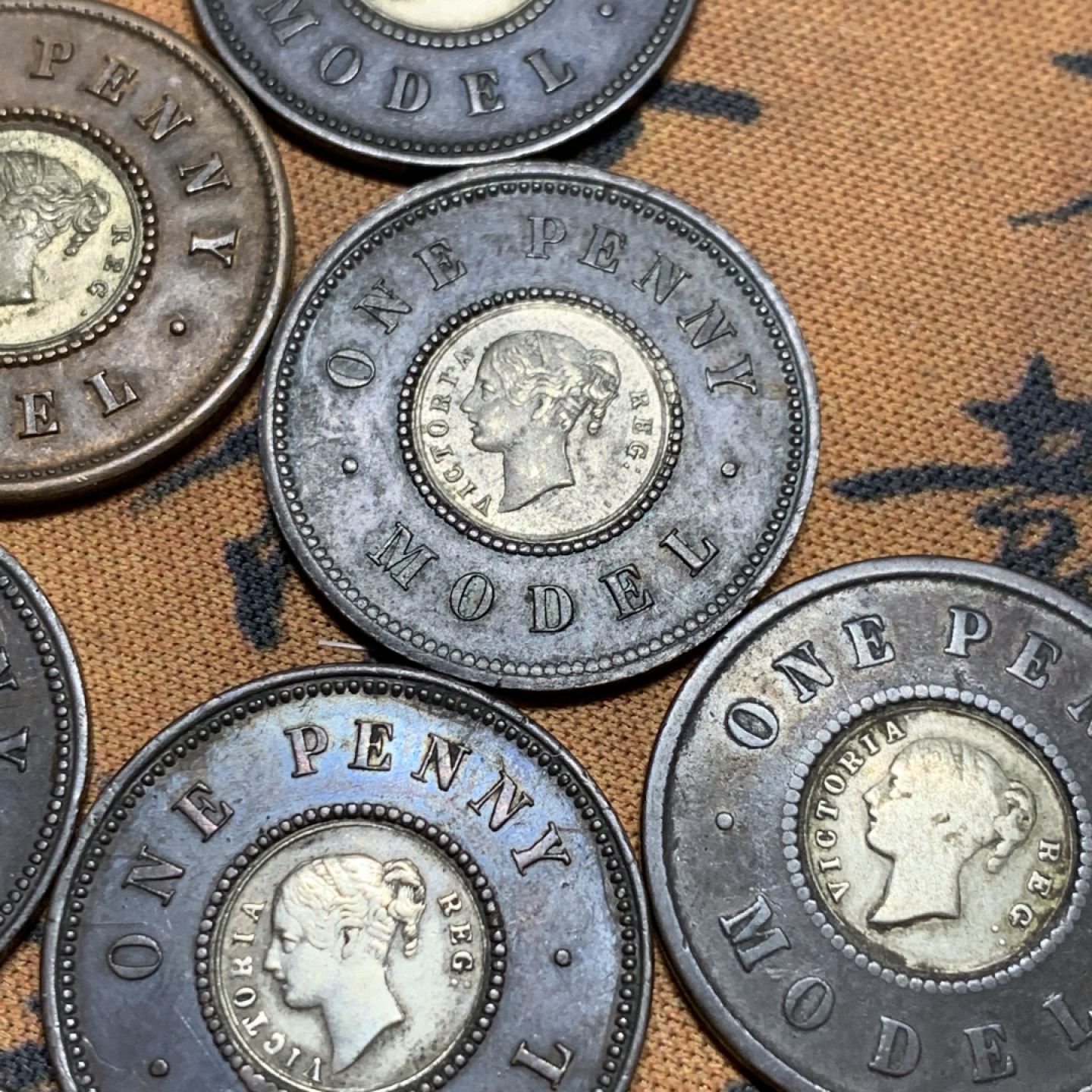 《竞宝斋》第27场-本周日，周一2场连拍（全场顺丰包邮） 英国  小维 双色便士 8枚一起  多个版本，细节很好