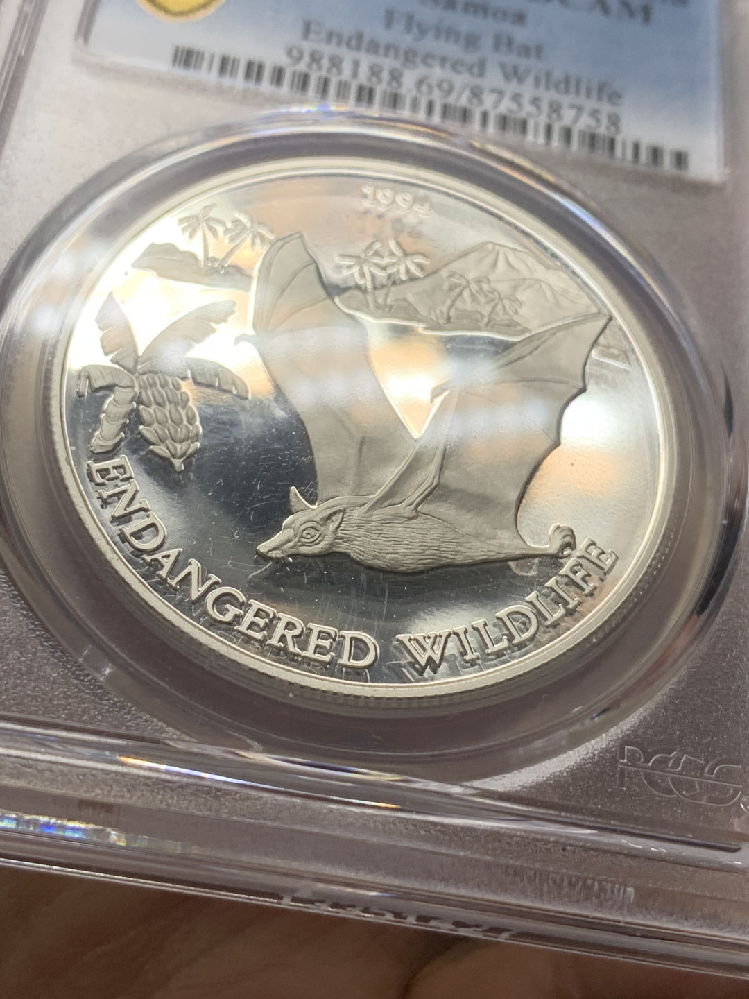 《竞宝斋》第27场-本周日，周一2场连拍（全场顺丰包邮） PCGS PR69DCAM 萨摩亚1994年动物-蝙蝠10塔拉精制大银币 亚军分 925银，直径38.7mm，重量31.23g，发行量2万枚。
