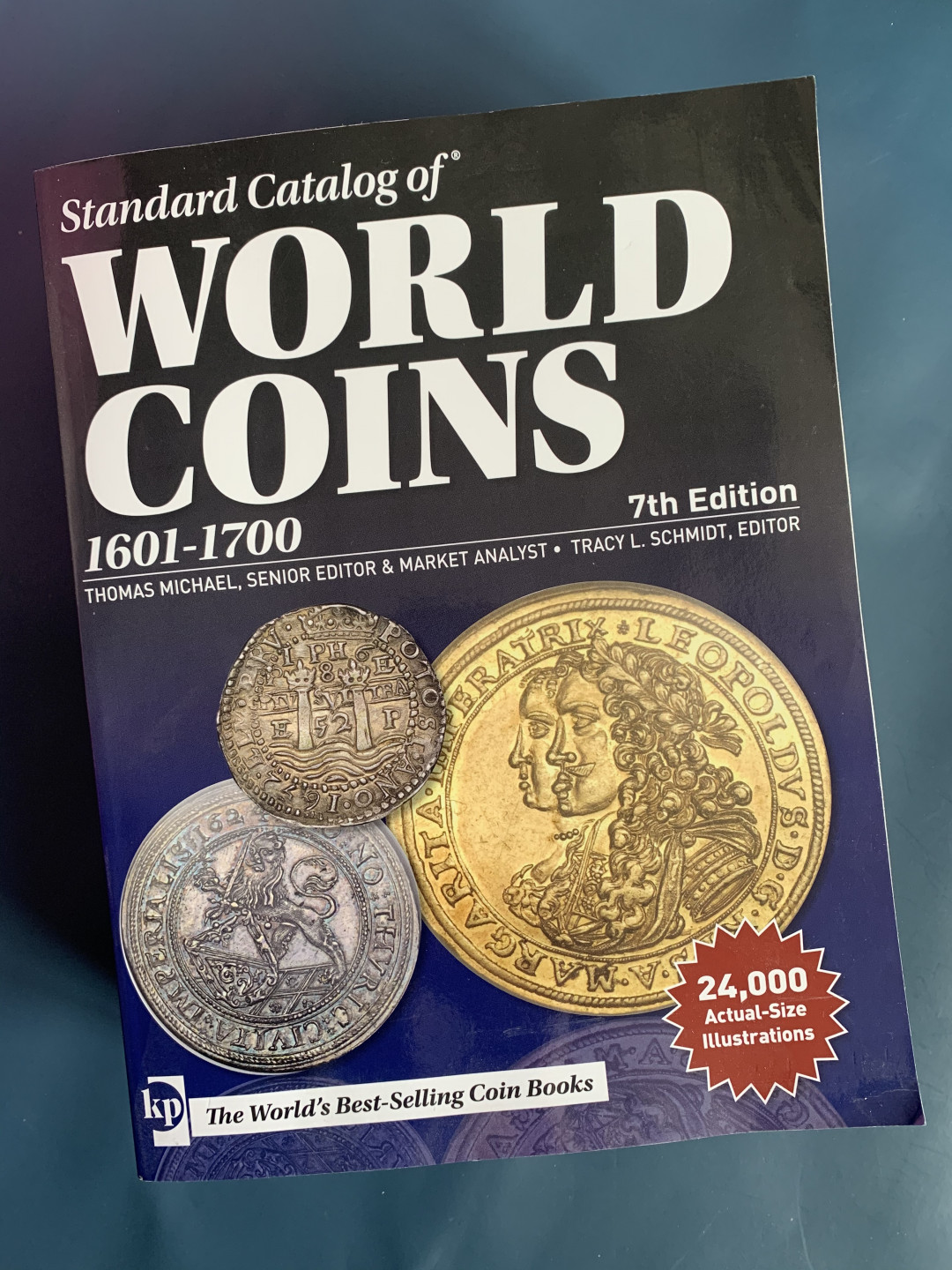 《竞宝斋》第28场-本周日，周一2场连拍（全场顺丰包邮） 难得 克劳斯目录 最新第七版 1601-1700年 涵盖世界24000枚钱币，杂志大小印刷非常清晰，厚达1632页！目录重约3公斤