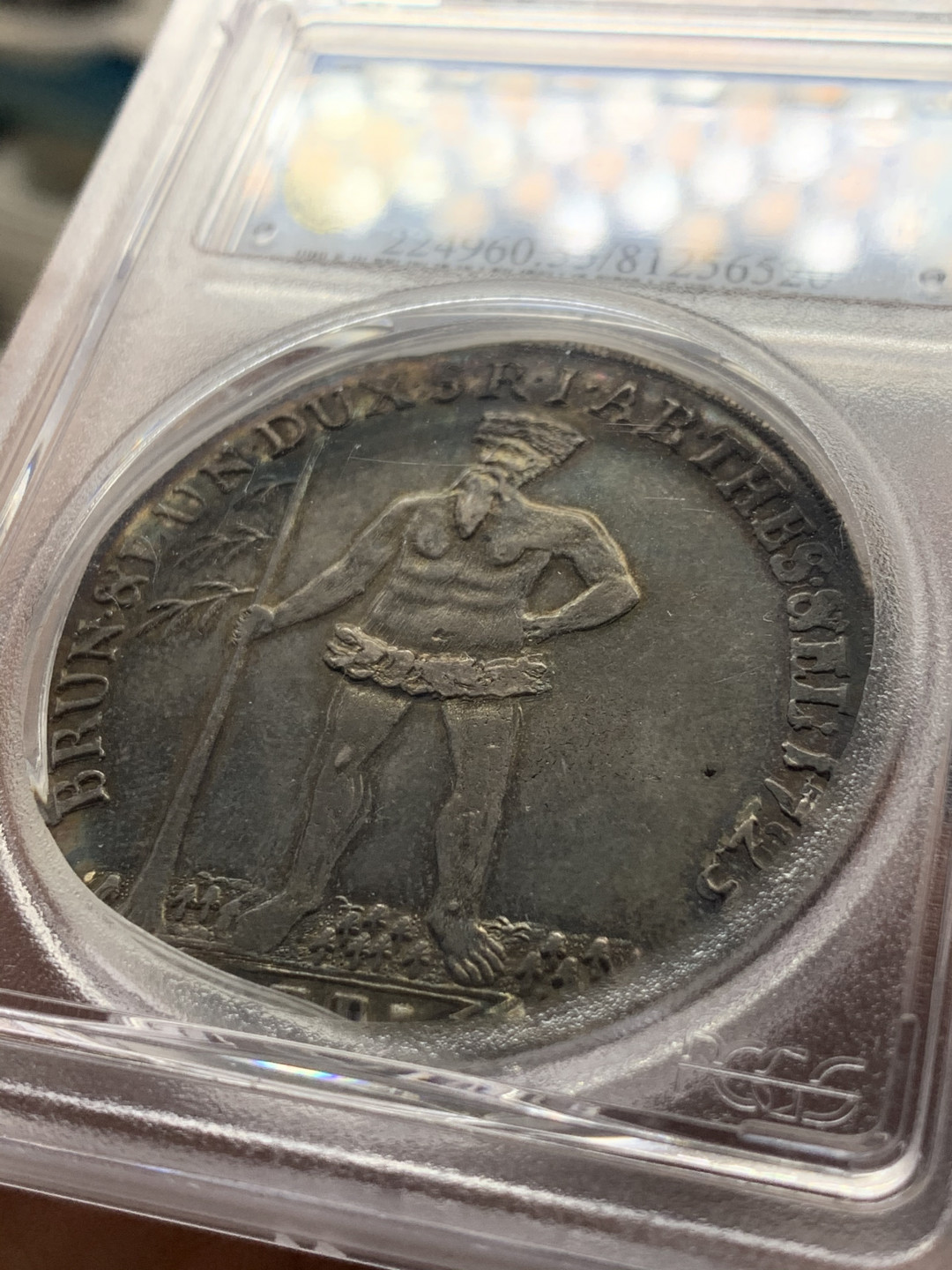 《竞宝斋》第28场-本周日，周一2场连拍（全场顺丰包邮） PCGS AU55 唯一冠军分 布伦瑞克-卢内堡-卡伦伯格-汉诺威 1725年 野人泰勒 深五彩包浆 正反深打 人物鼻尖可见 可遇不可求