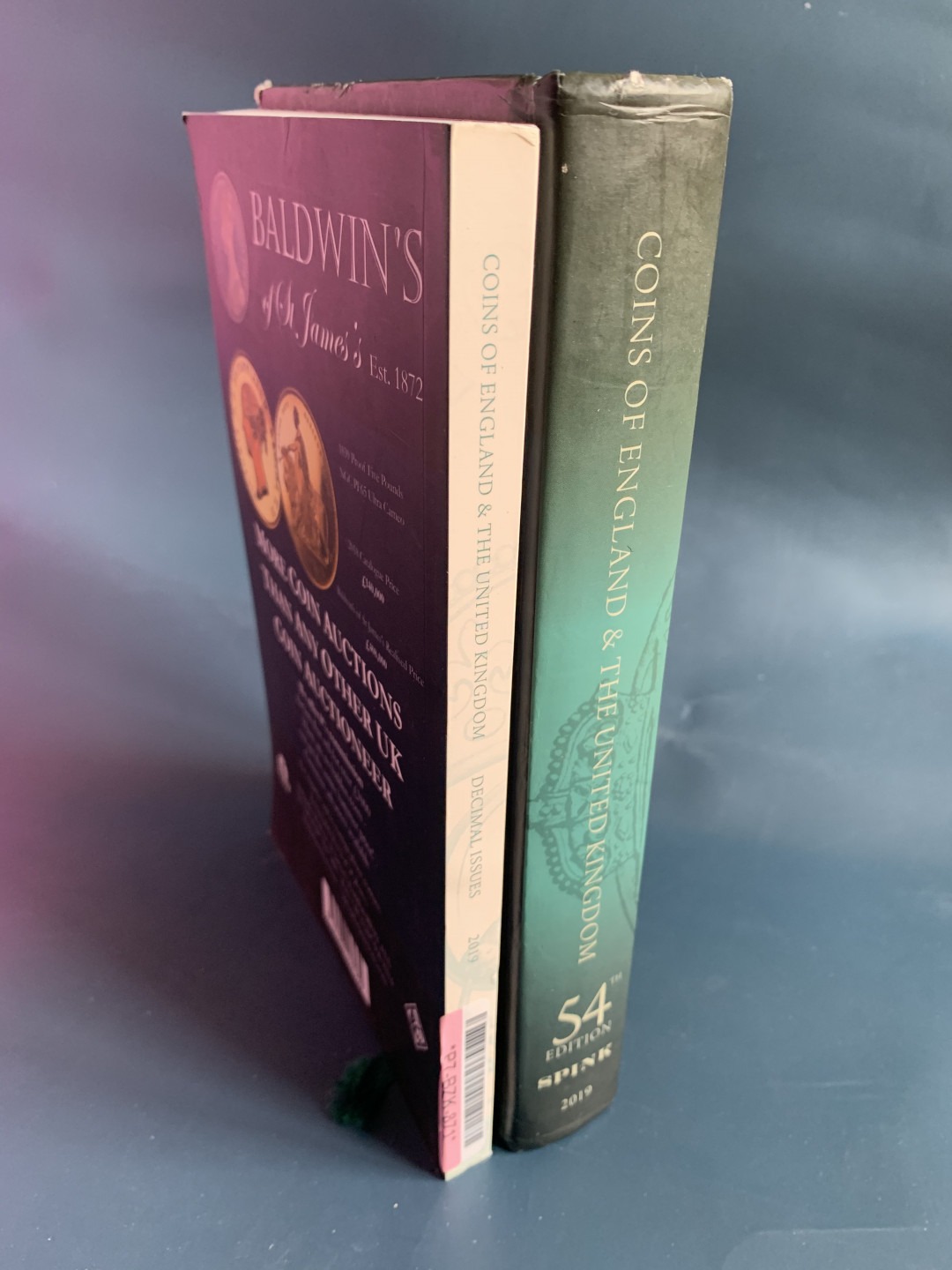 《竞宝斋》第28场-本周日，周一2场连拍（全场顺丰包邮） SPINK 斯宾克英国目录，保存完好，精装本546页（涵盖凯尔特人到二战时期）+平装本259页（英国十进制钱币目录）