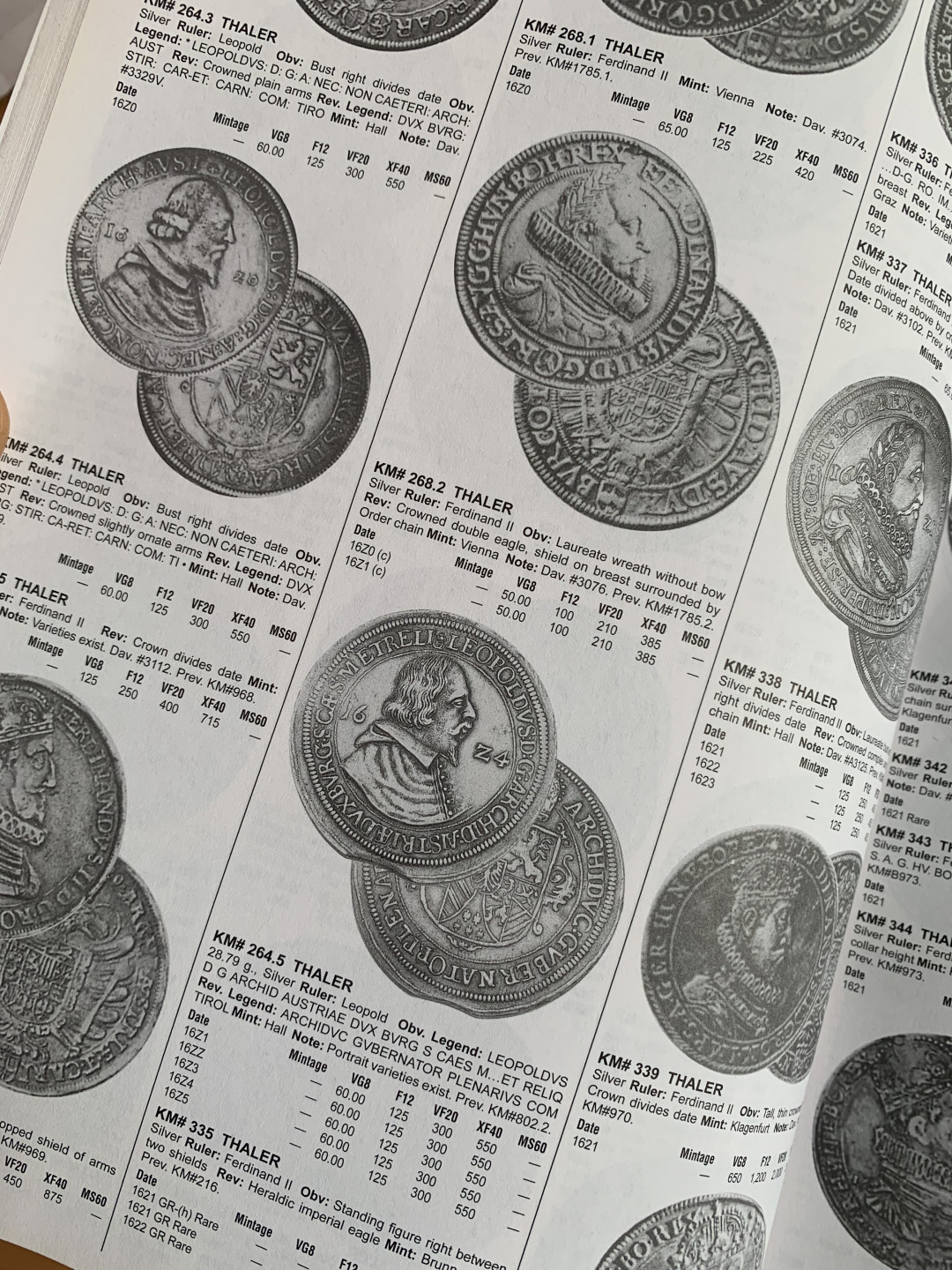 《竞宝斋》第28场-本周日，周一2场连拍（全场顺丰包邮） 难得 克劳斯目录 最新第七版 1601-1700年 涵盖世界24000枚钱币，杂志大小印刷非常清晰，厚达1632页！目录重约3公斤