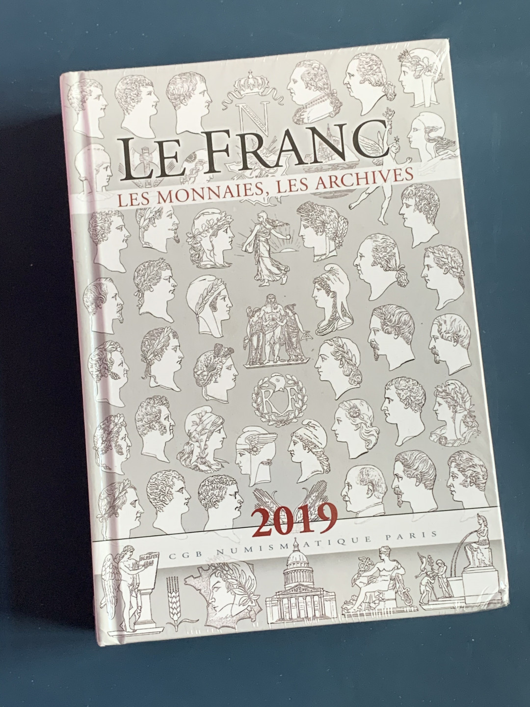 《竞宝斋》第28场-本周日，周一2场连拍（全场顺丰包邮） 法国2019钱币目录 从造币工艺，雕刻师，标识标志，细分版别都有详尽的分类  厚达1126页！可谓是法币的百科全书，难得