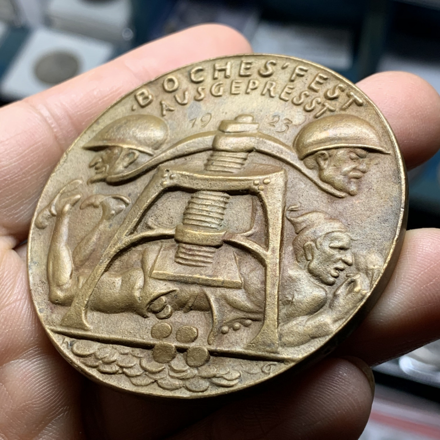 《竞宝斋》第28场-本周日，周一2场连拍（全场顺丰包邮） 裸章 德国1923年原铸，卡尔歌茨设计大铜章，讽刺直径62mm，重量60g