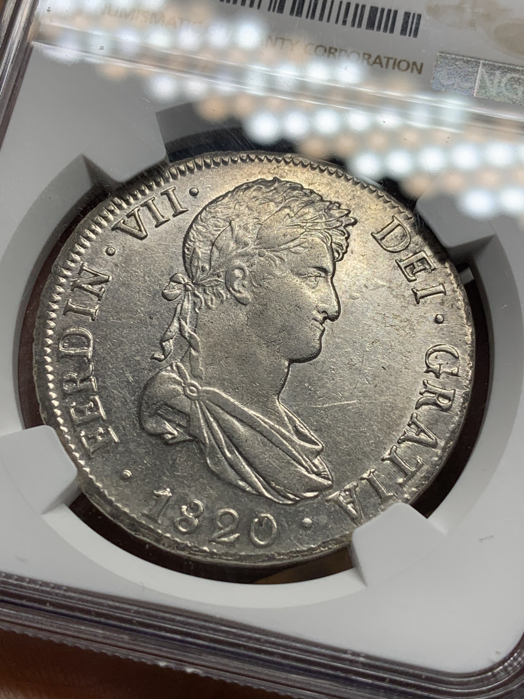 《竞宝斋》第28场-本周日，周一2场连拍（全场顺丰包邮） NGC-AU55 1820 西属玻利维亚  费迪南七世  稀少厂  8里亚尔  光度很好 状态一流