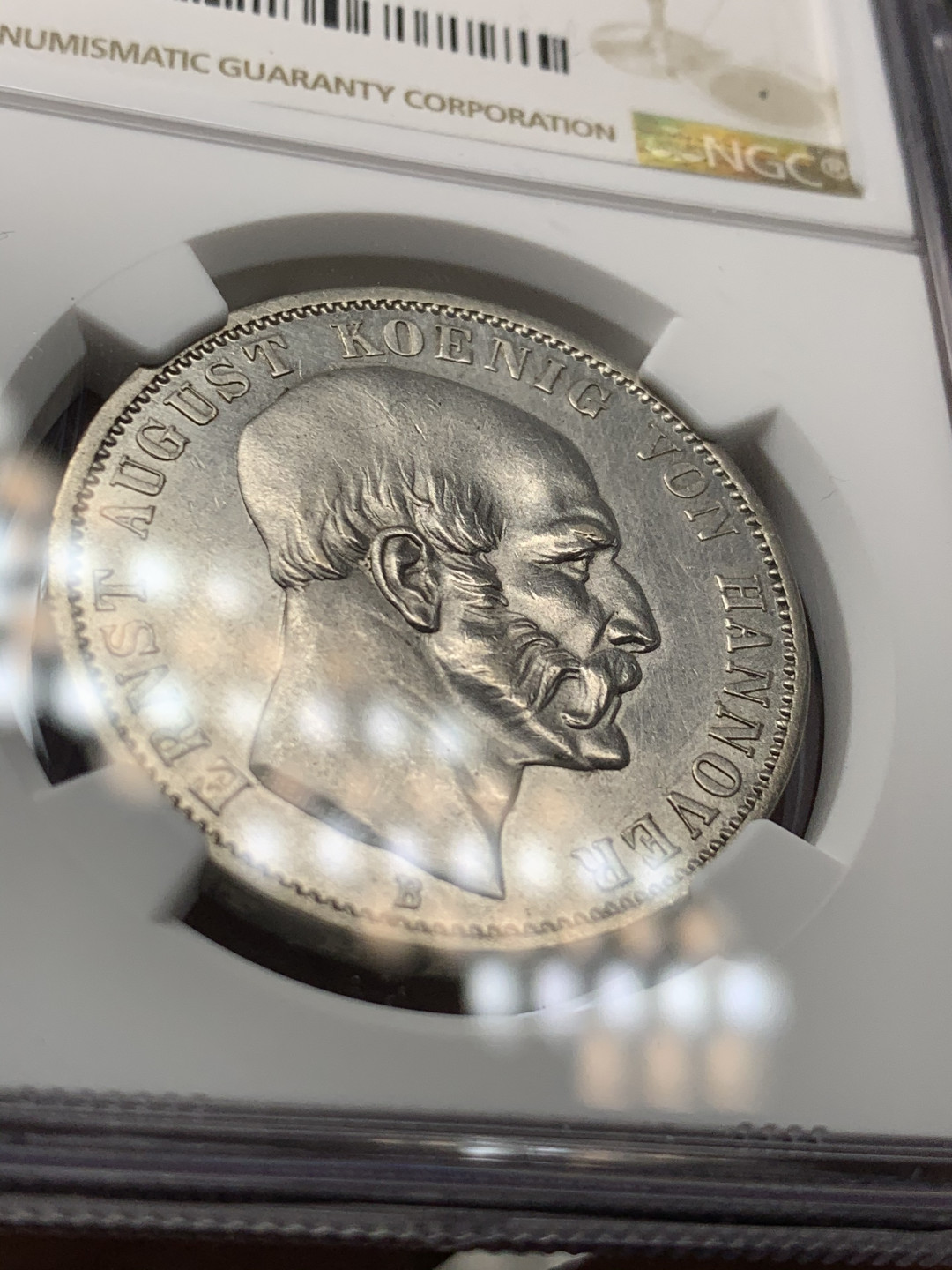 《竞宝斋》第28场-本周日，周一2场连拍（全场顺丰包邮） NGC 评级 少见UNC  德国 汉诺威 1848年 奥古斯特邦徽 泰勒银币 细节高点清晰，可以砸盒养包浆 MS状态