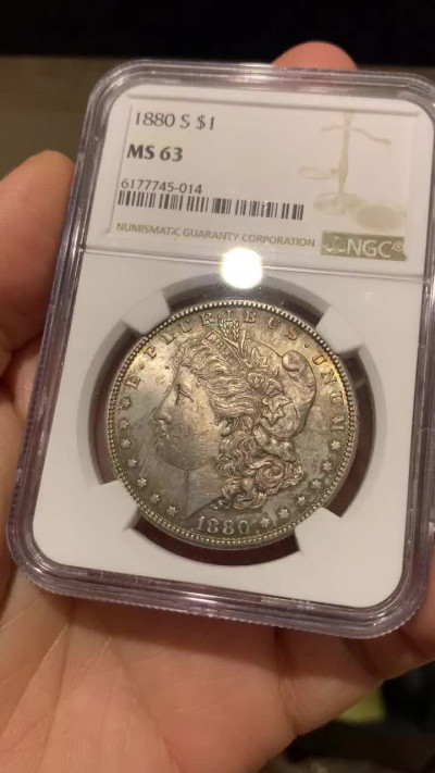 《竞宝斋》第28场-本周日，周一2场连拍（全场顺丰包邮） NGC-MS63 深五彩 美国1880年 摩根银元 N 刚出炉，包浆币给分不易